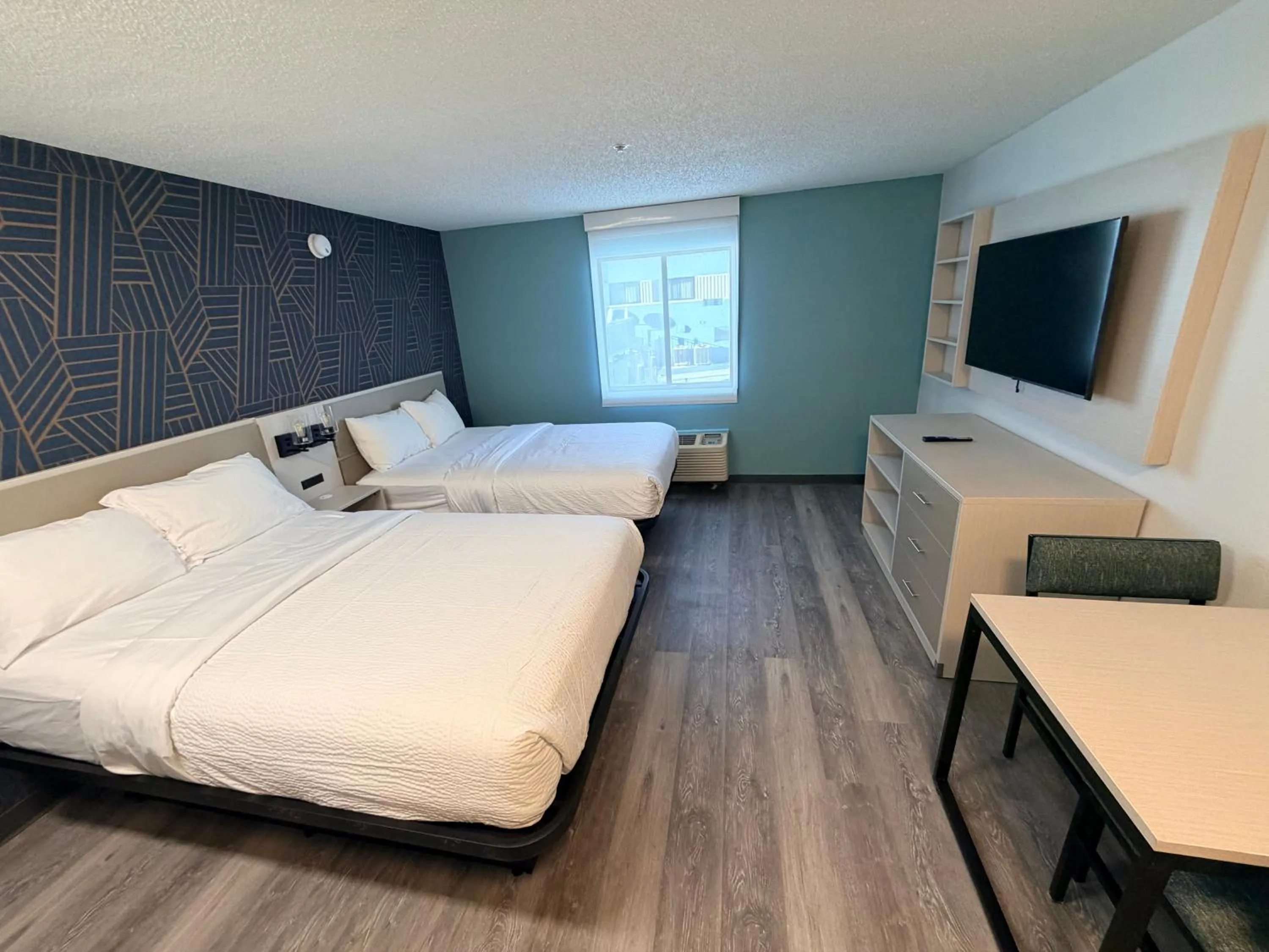 Bed in MainStay Suites Indianapolis Northwest - College Parks