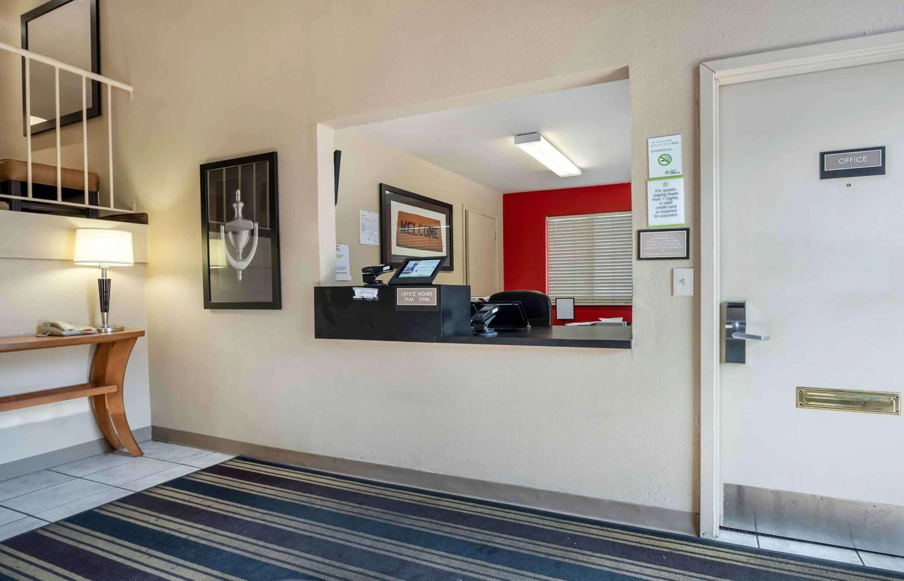 Lobby or reception in Suburban Studios Indianapolis Northwest - College Parks