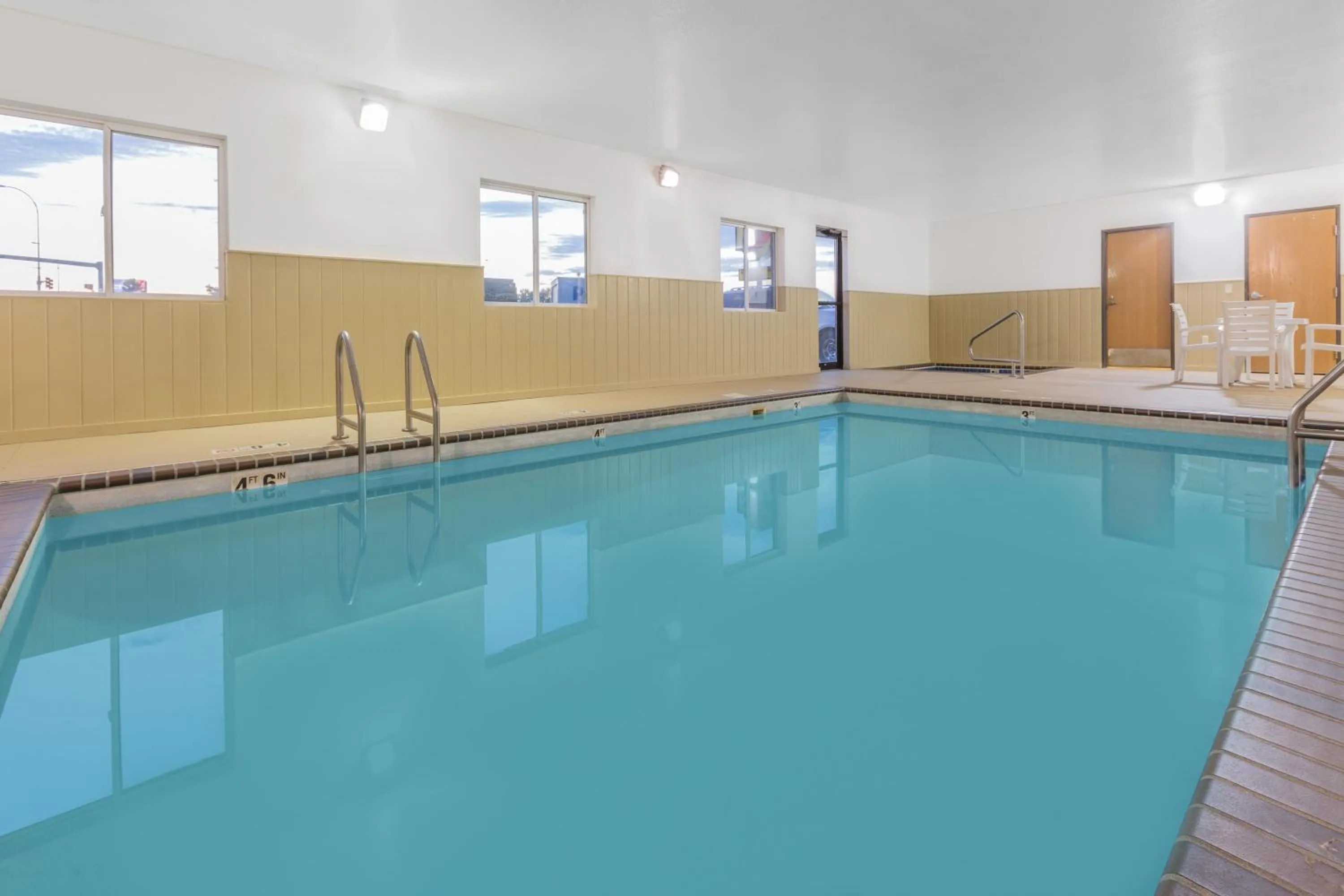 Swimming pool in Super 8 by Wyndham Sioux Falls