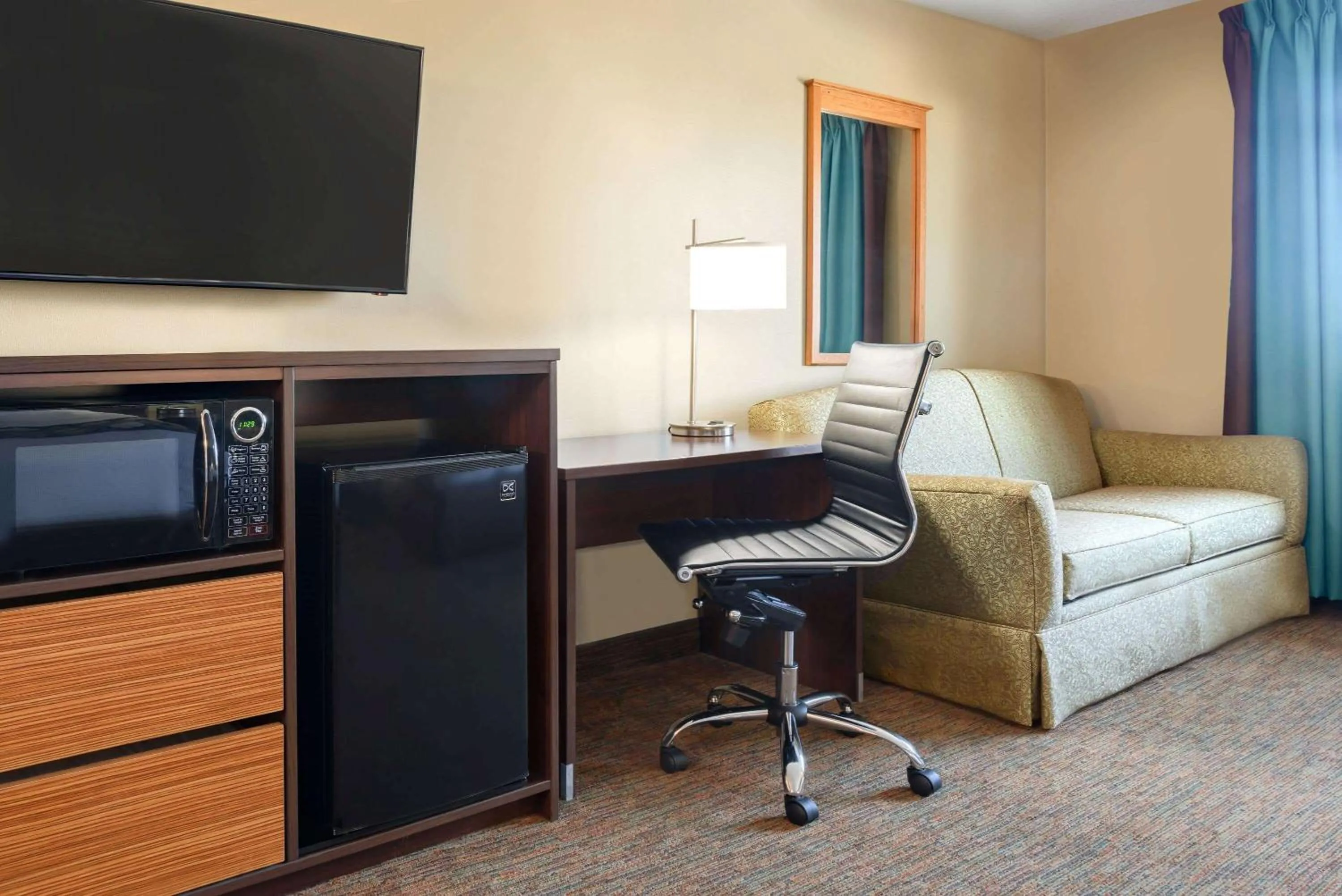 Photo of the whole room in Super 8 by Wyndham Sioux Falls