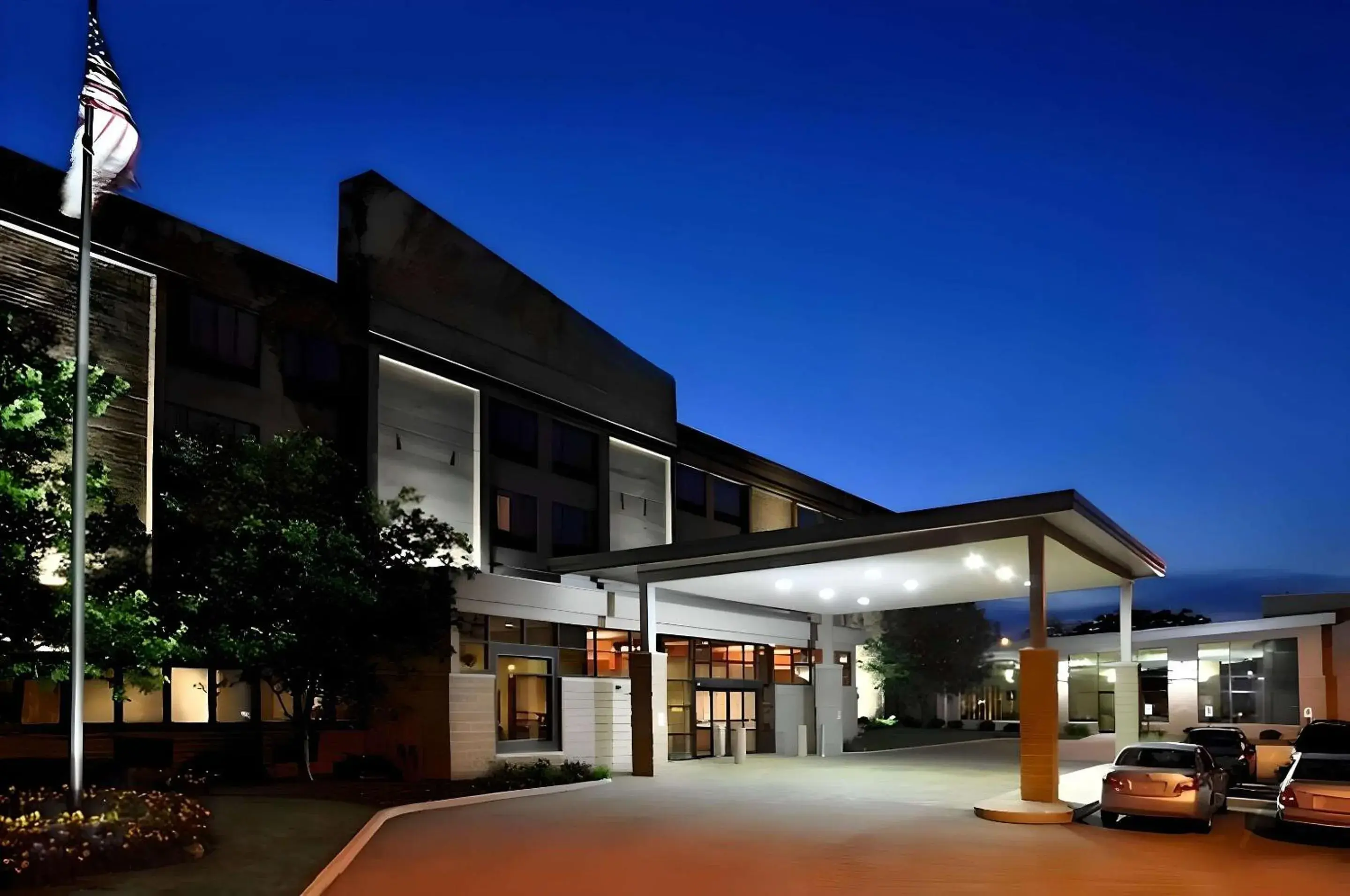 Property building in Comfort Suites Milwaukee West Property building in Comfort Suites Milwaukee West