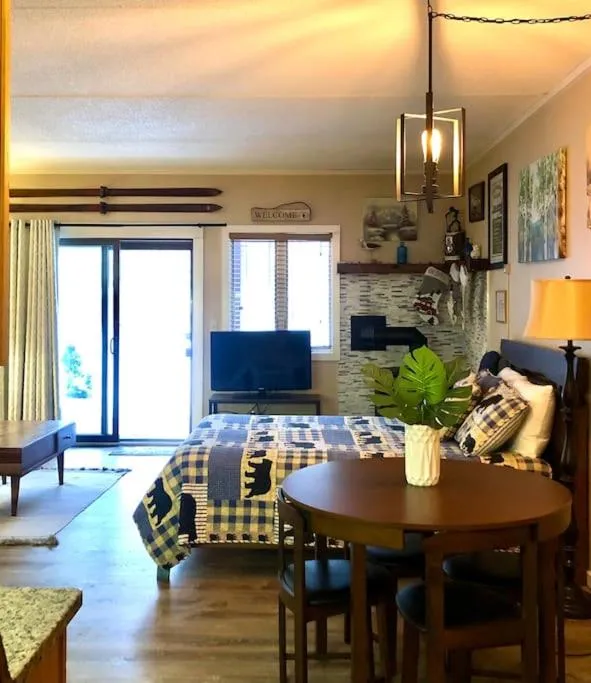 Attitash Mountain Village Studio - Slope View - Ski - Storyland