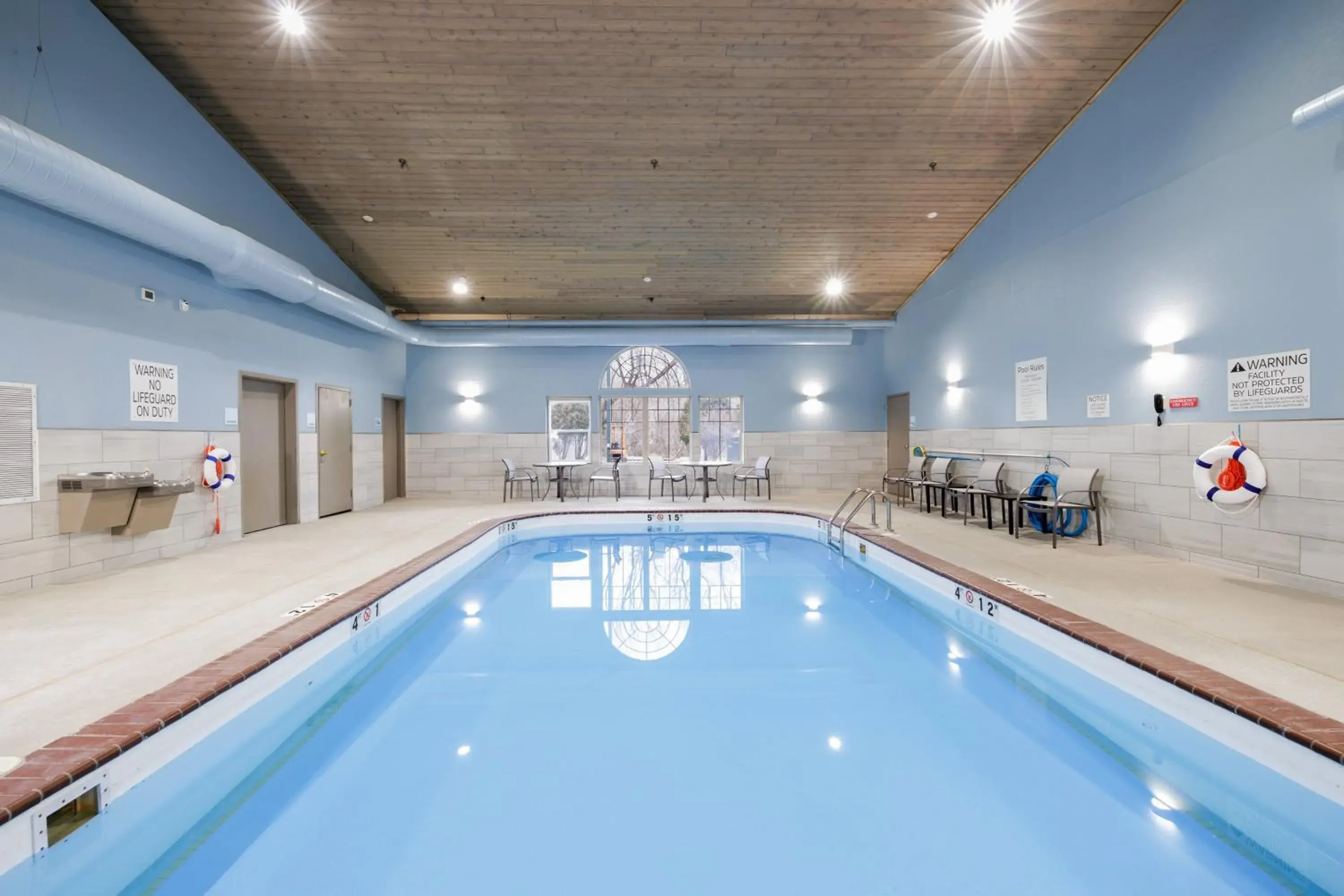 Swimming pool in Holiday Inn Express & Suites Zion by IHG Swimming pool in Holiday Inn Express & Suites Zion by IHG