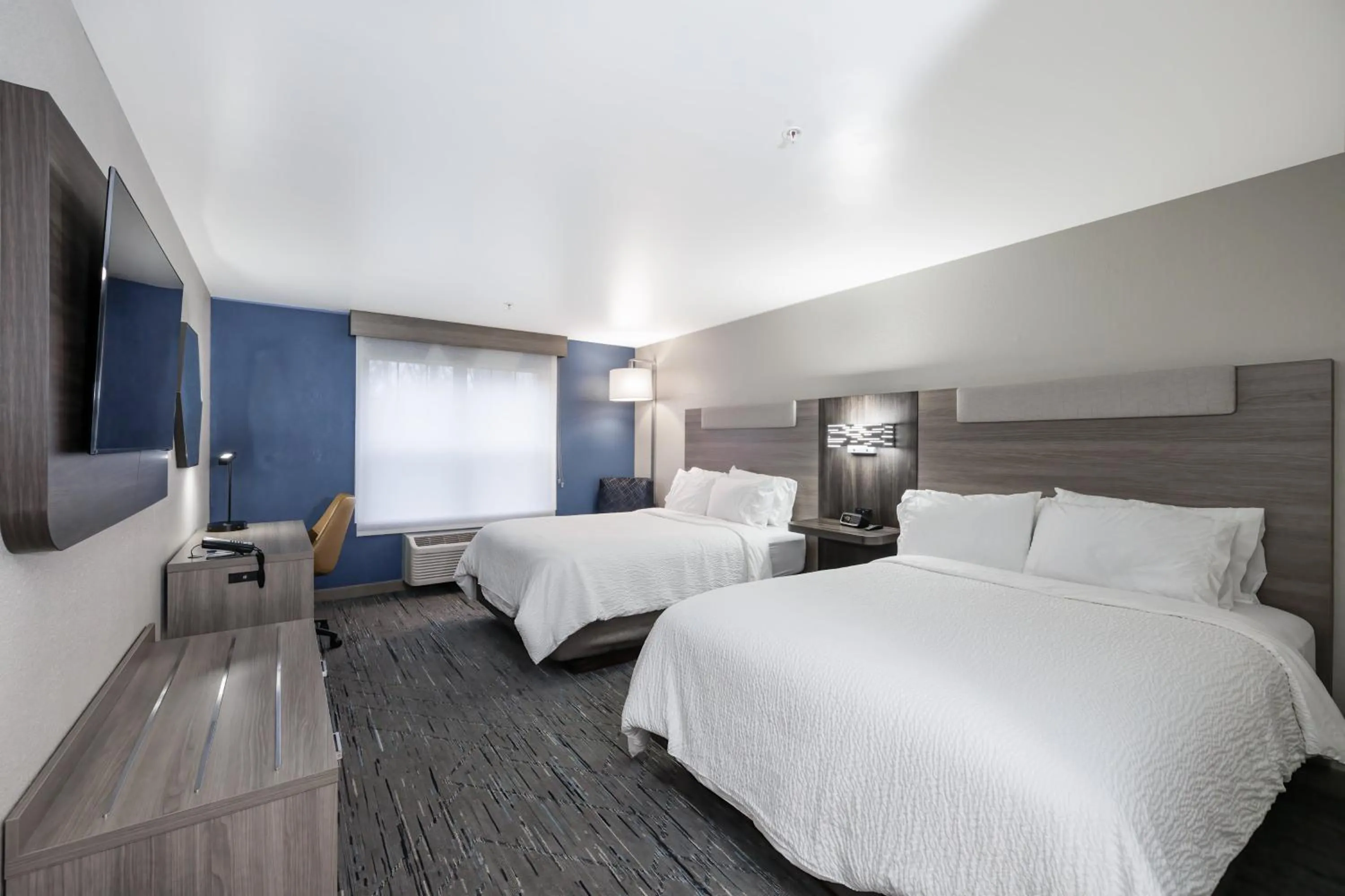 Photo of the whole room, Bed in Holiday Inn Express & Suites Zion by IHG