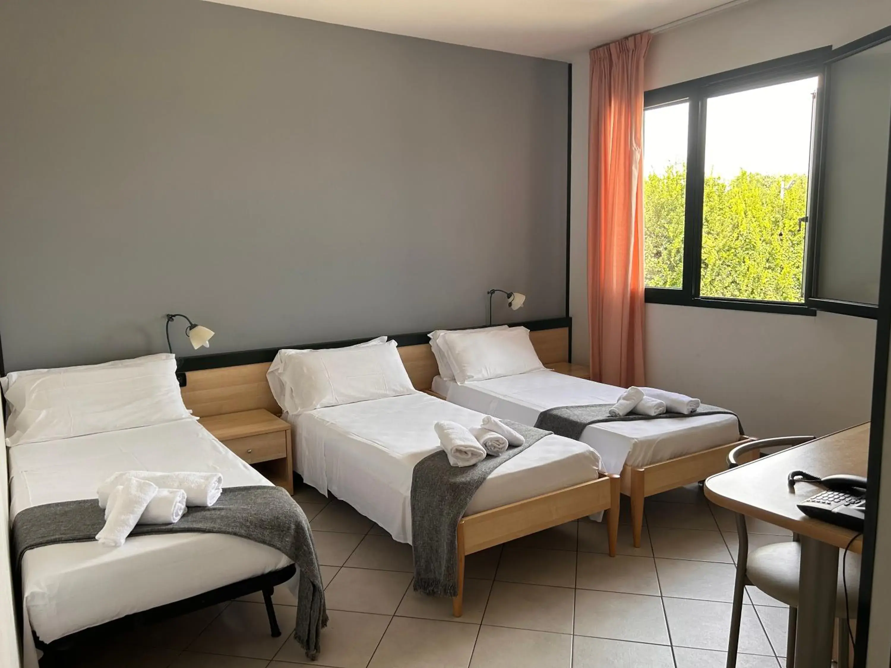 Triple Room with Street View in Hotel Gran Delta di ALBA-INVEST srl Triple Room with Street View in Hotel Gran Delta di ALBA-INVEST srl