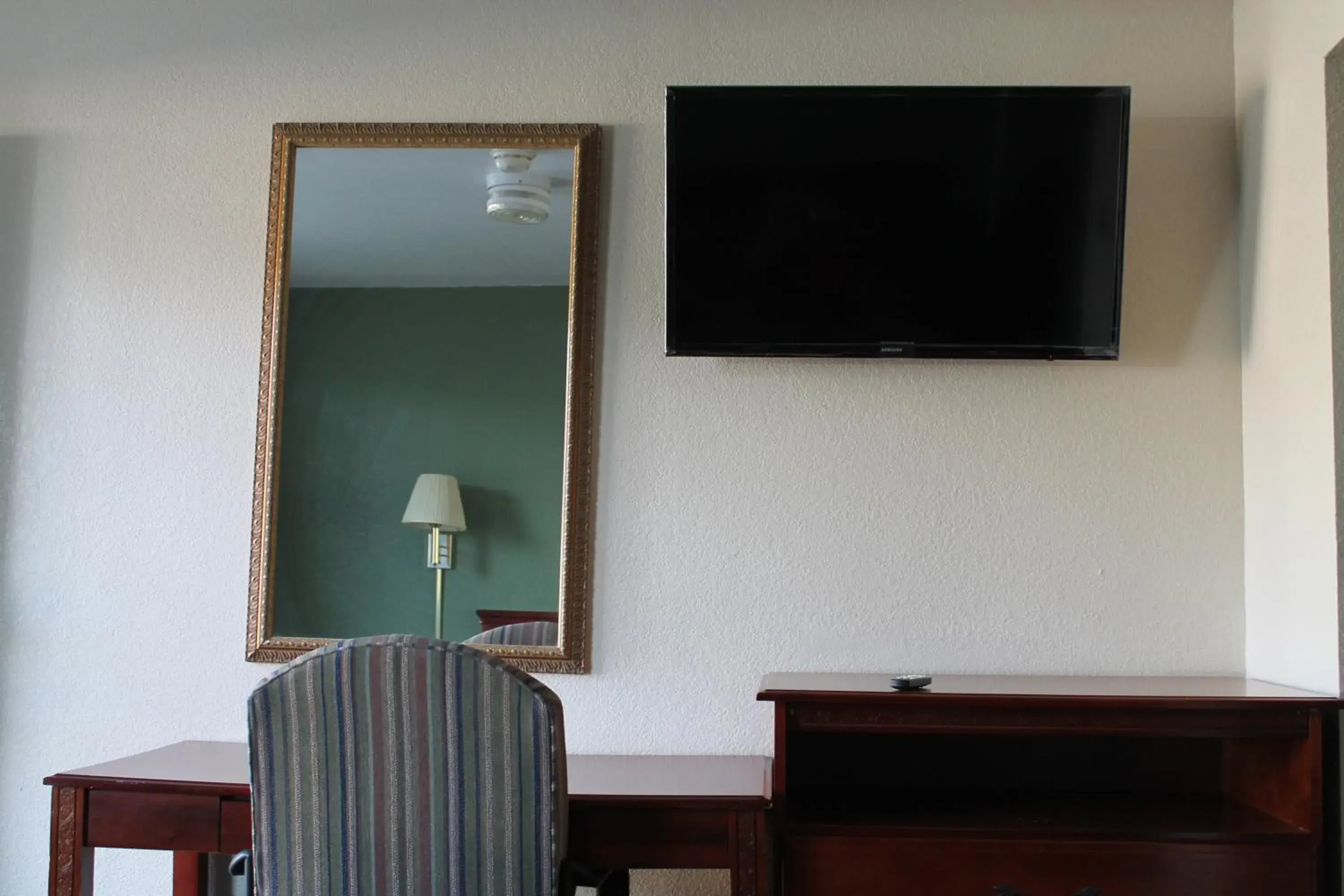 Double Room with Two Double Beds - Non-Smoking in American Motor Inn - Rock Island Double Room with Two Double Beds - Non-Smoking in American Motor Inn - Rock Island