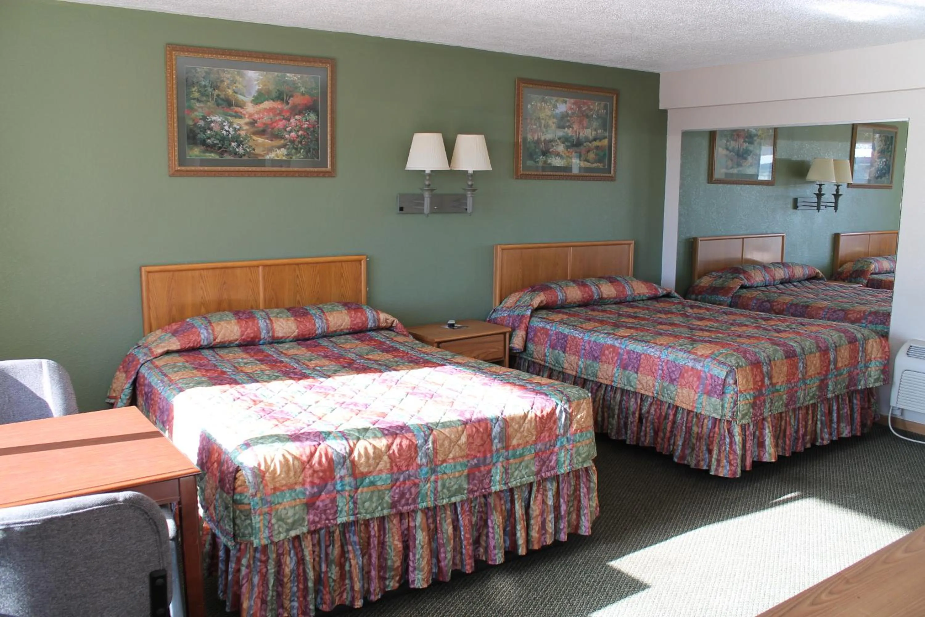 Bedroom, Bed in American Motor Inn - Rock Island