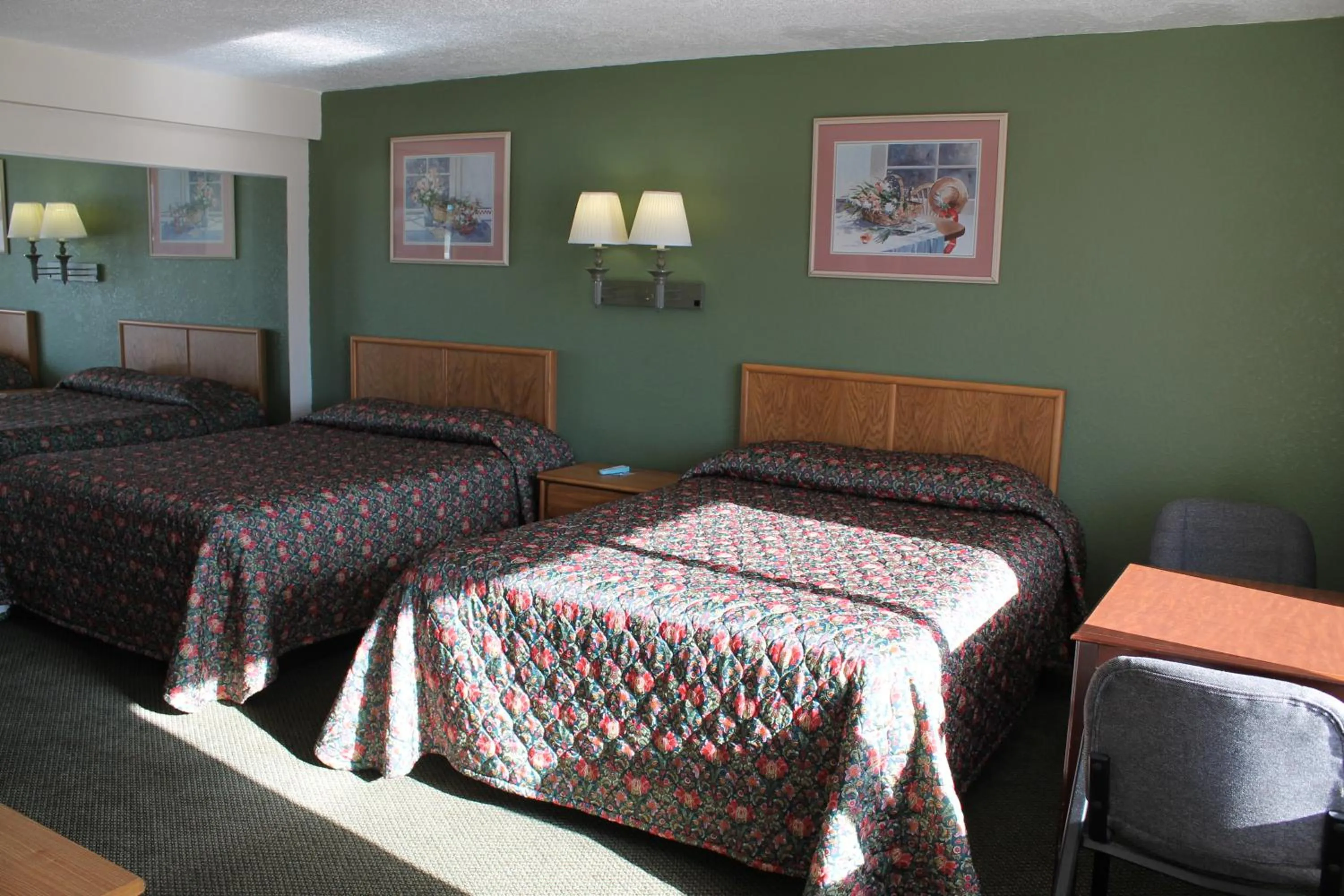 Bedroom, Bed in American Motor Inn - Rock Island