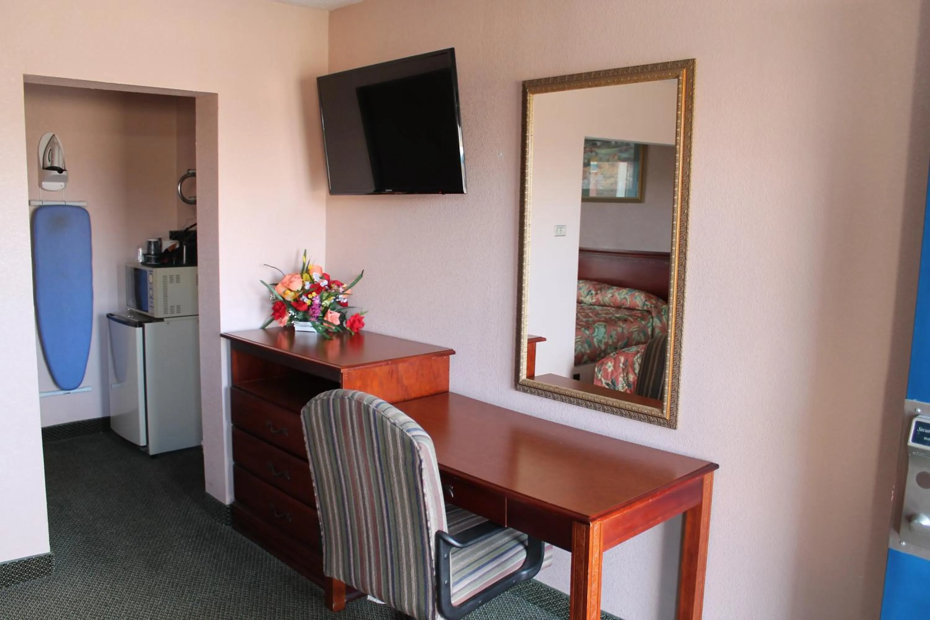 Photo of the whole room in American Motor Inn - Rock Island