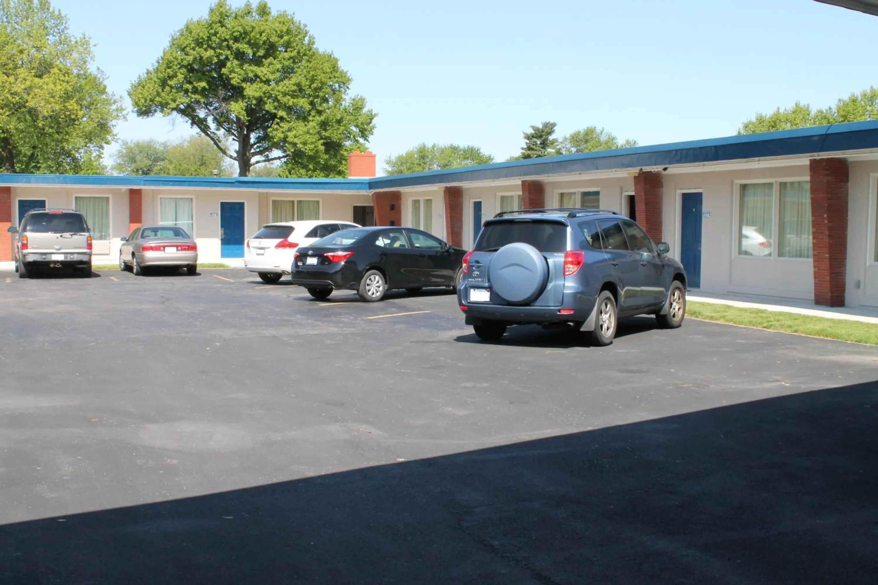 Property building in American Motor Inn - Rock Island