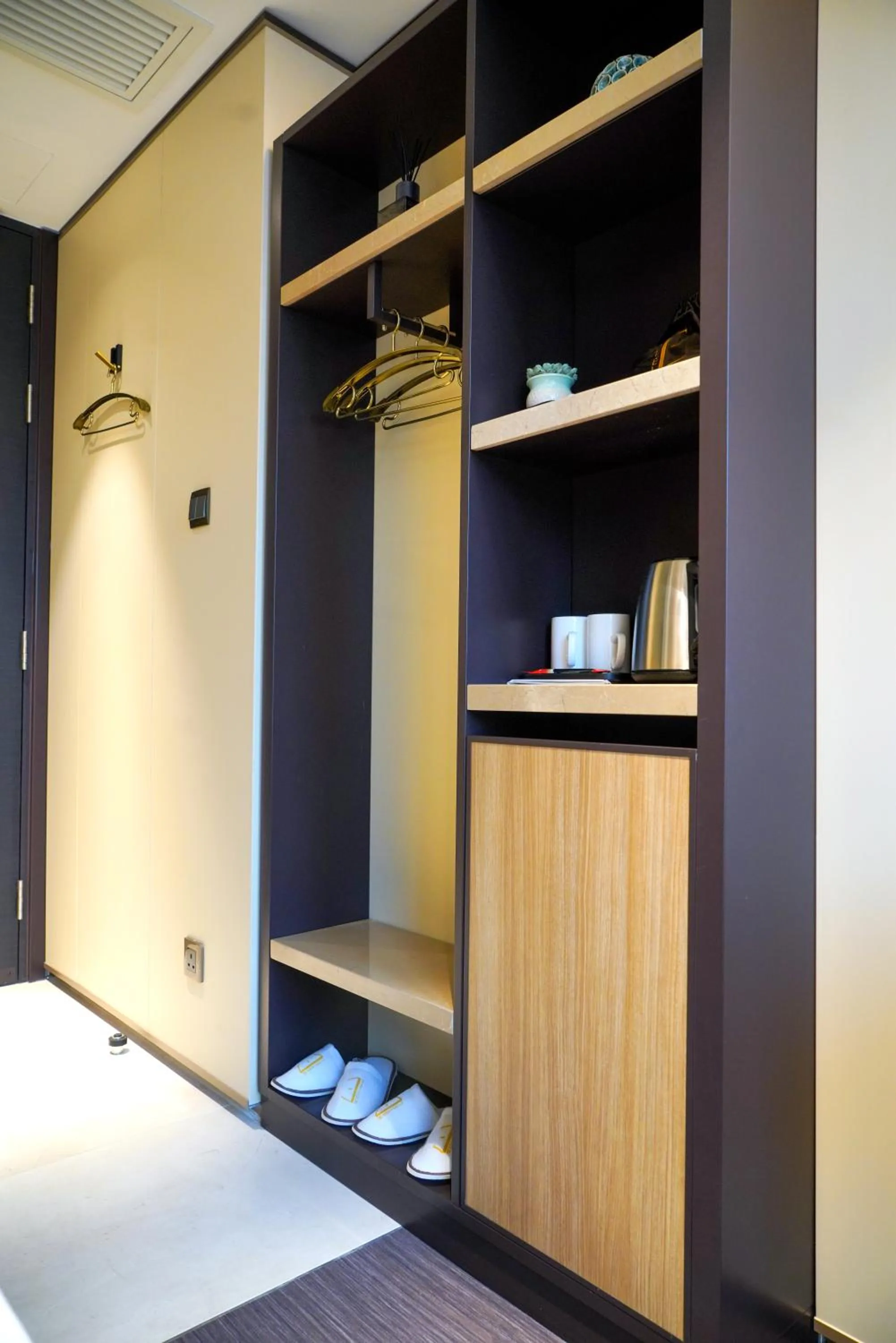 Photo of the whole room, TV/Entertainment Center in E Hotel