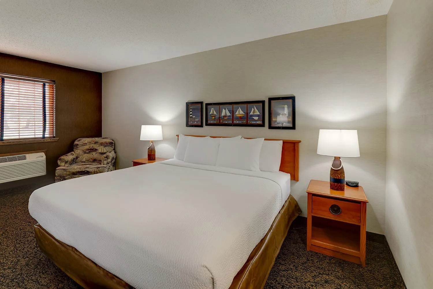 Bed in Stoney Creek Hotel Peoria