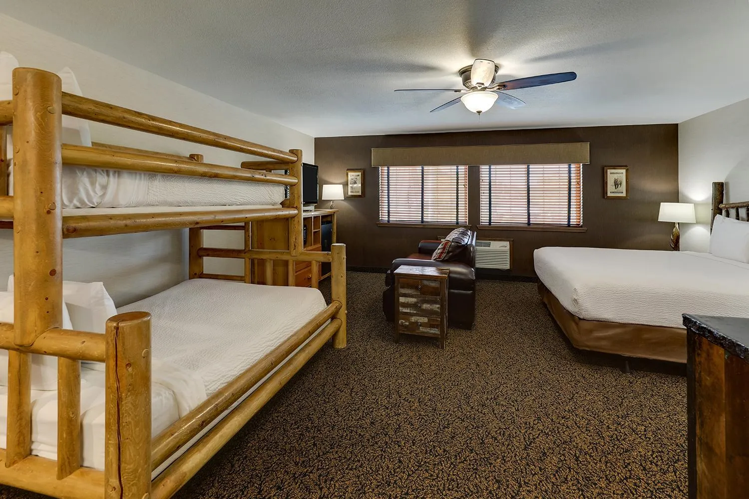 Bed in Stoney Creek Hotel Peoria