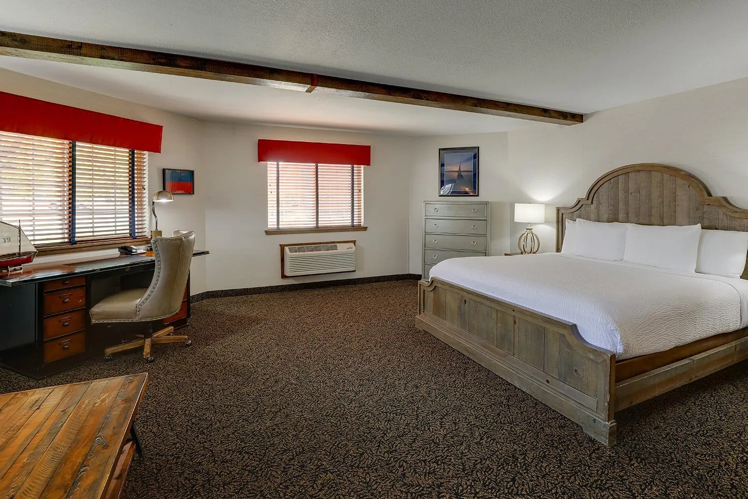 Bed in Stoney Creek Hotel Peoria