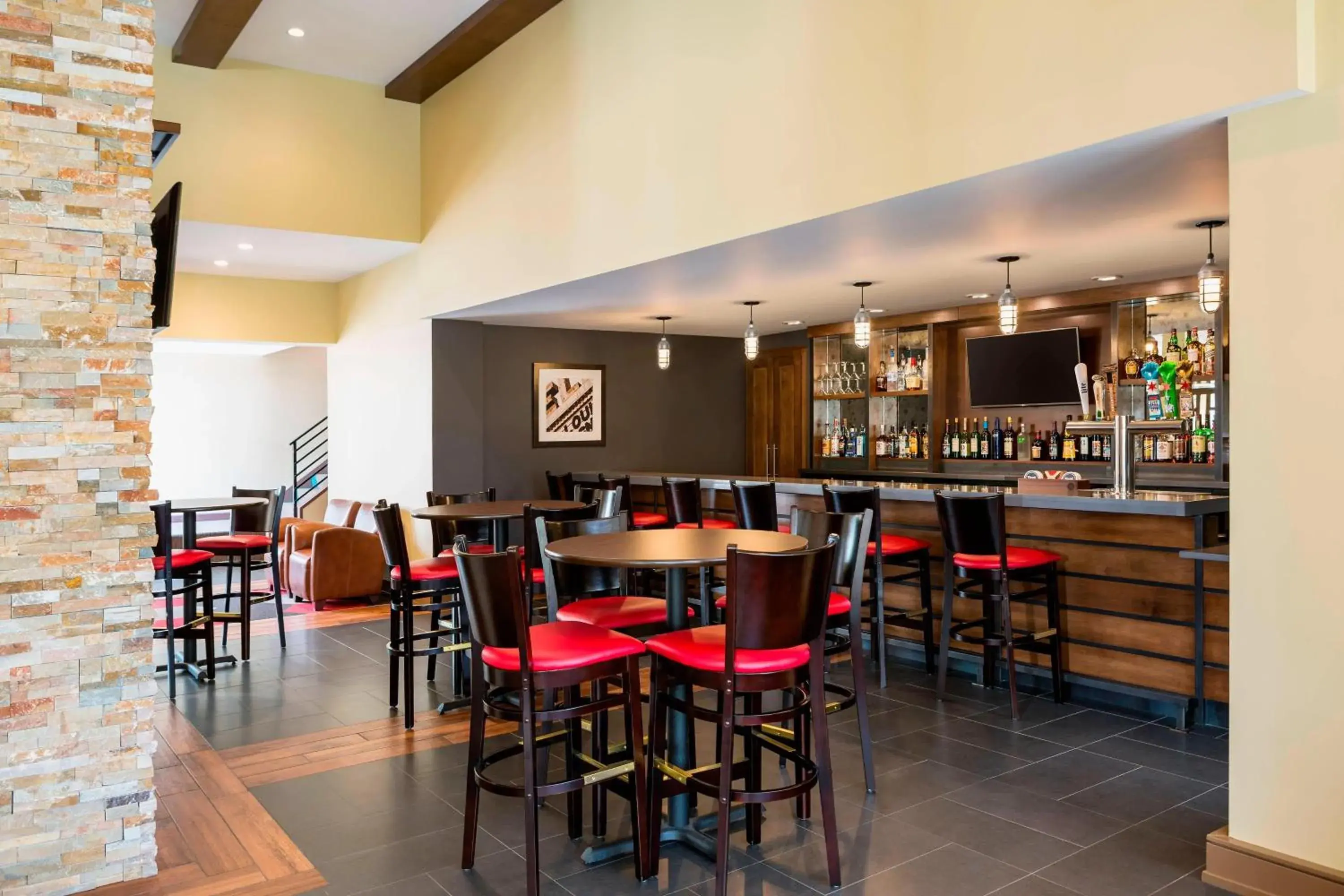 Lounge or bar in Four Points by Sheraton Buffalo Grove Lounge or bar in Four Points by Sheraton Buffalo Grove