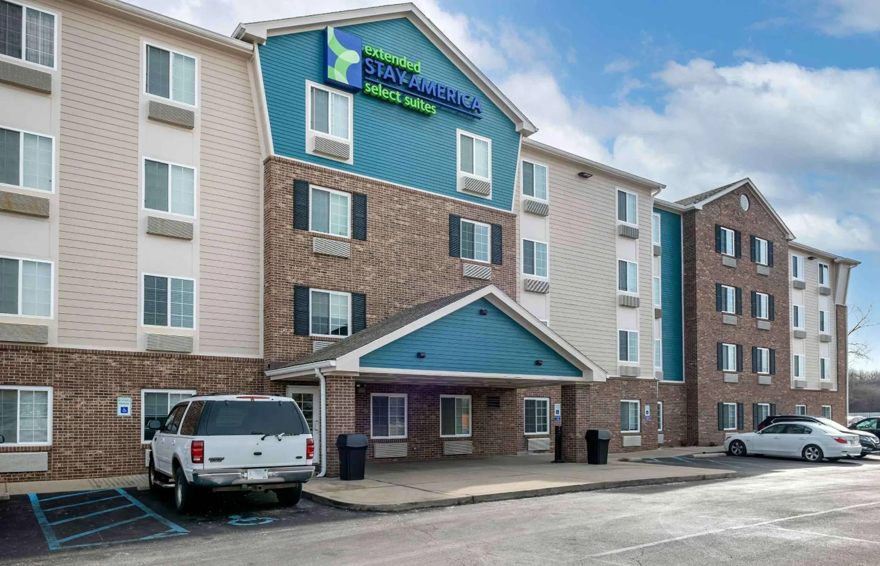 Property building in Extended Stay America Select Suites - Indianapolis - West Property building in Extended Stay America Select Suites - Indianapolis - West