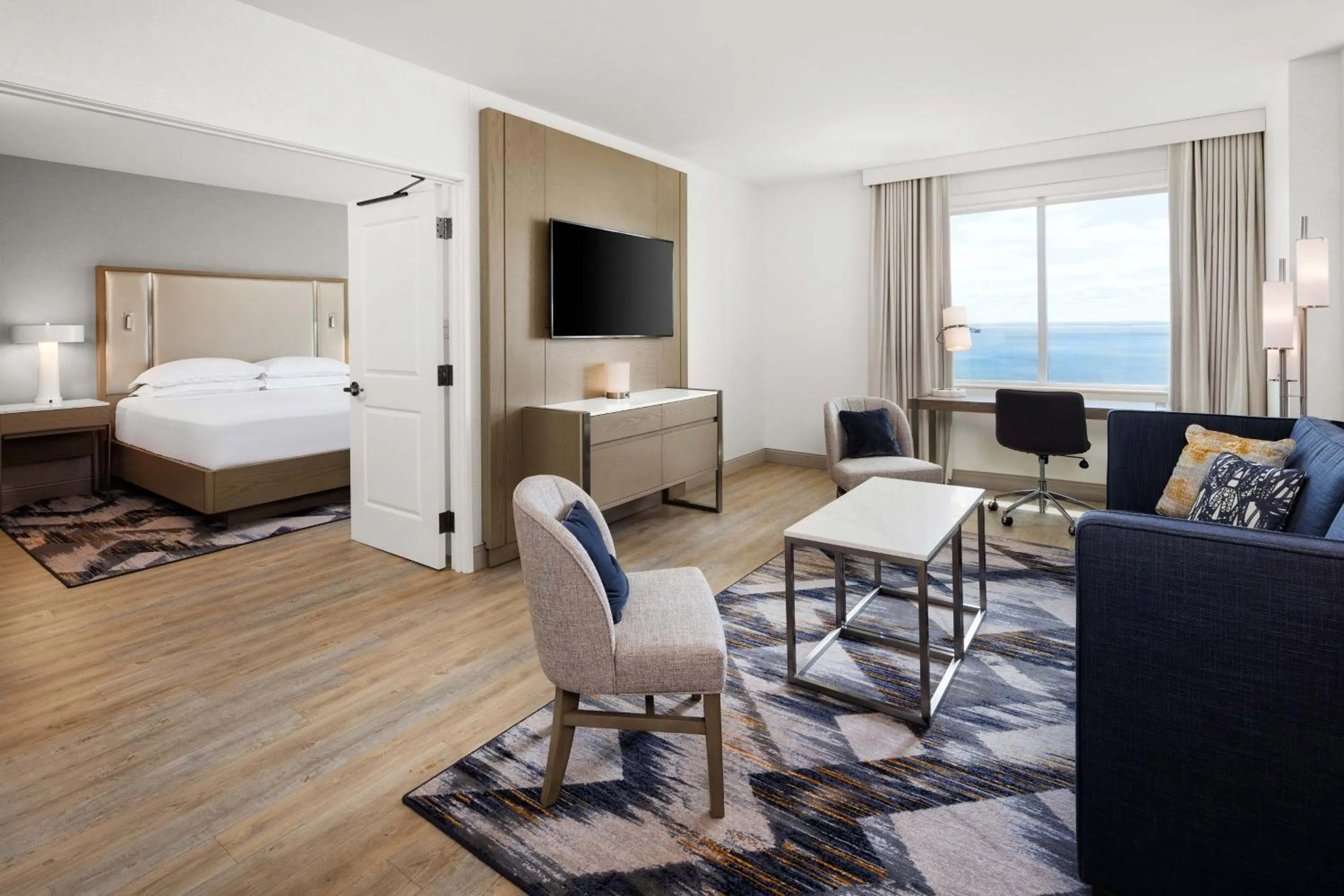 Living room, Bed in Sheraton Duluth Hotel