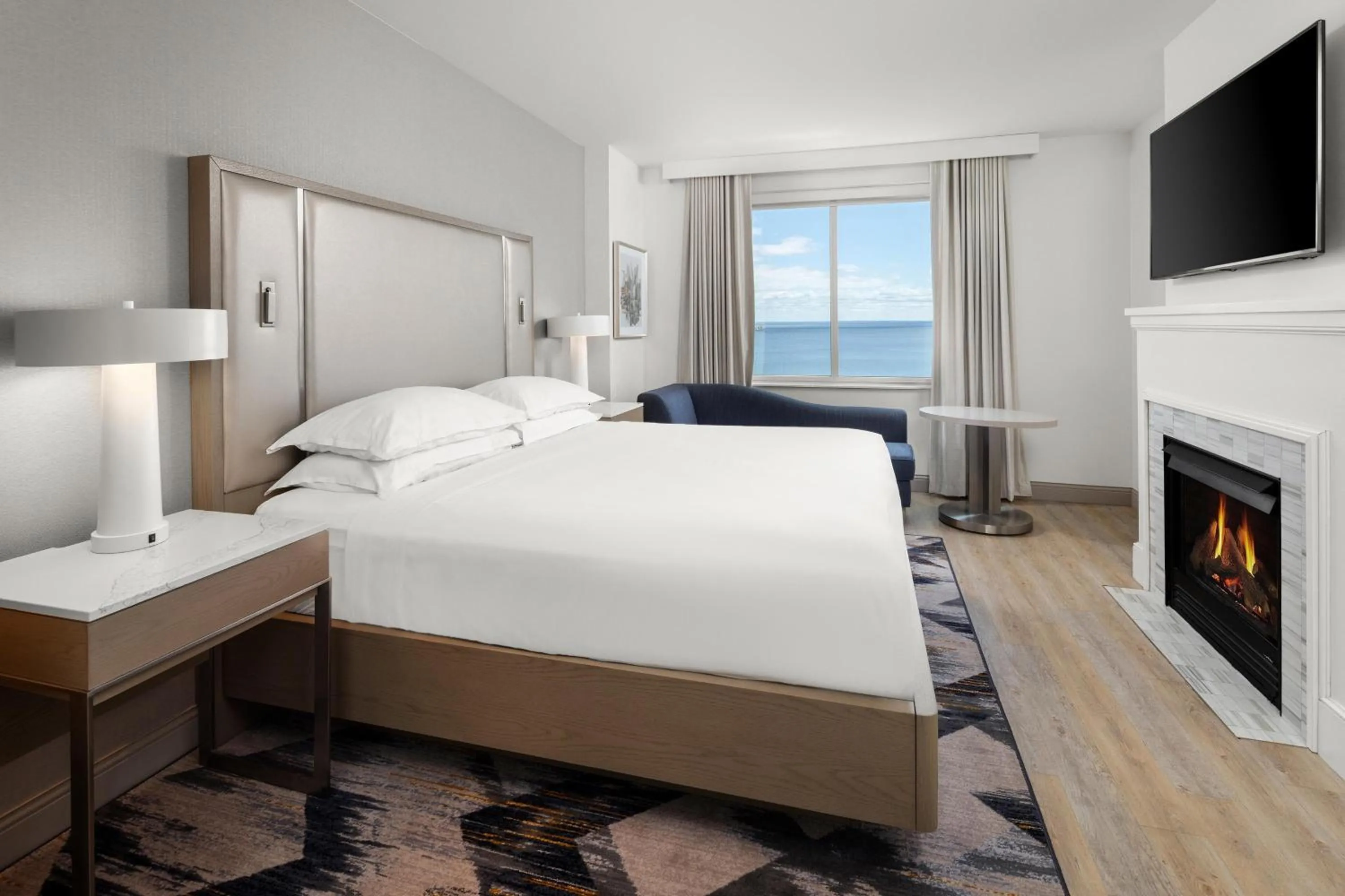 Bedroom, Bed in Sheraton Duluth Hotel