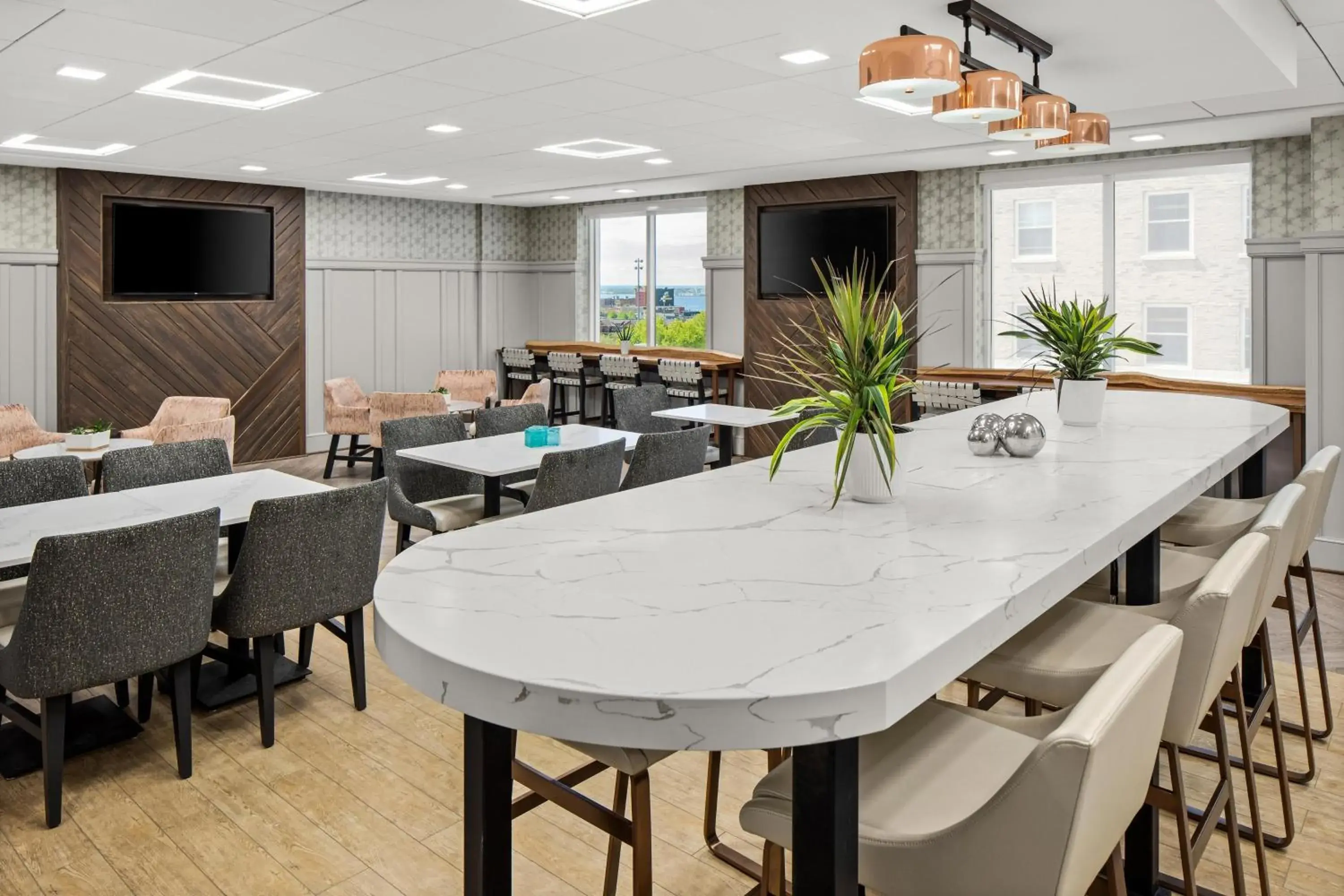 Lounge or bar in Sheraton Duluth Hotel Lounge or bar in Sheraton Duluth Hotel