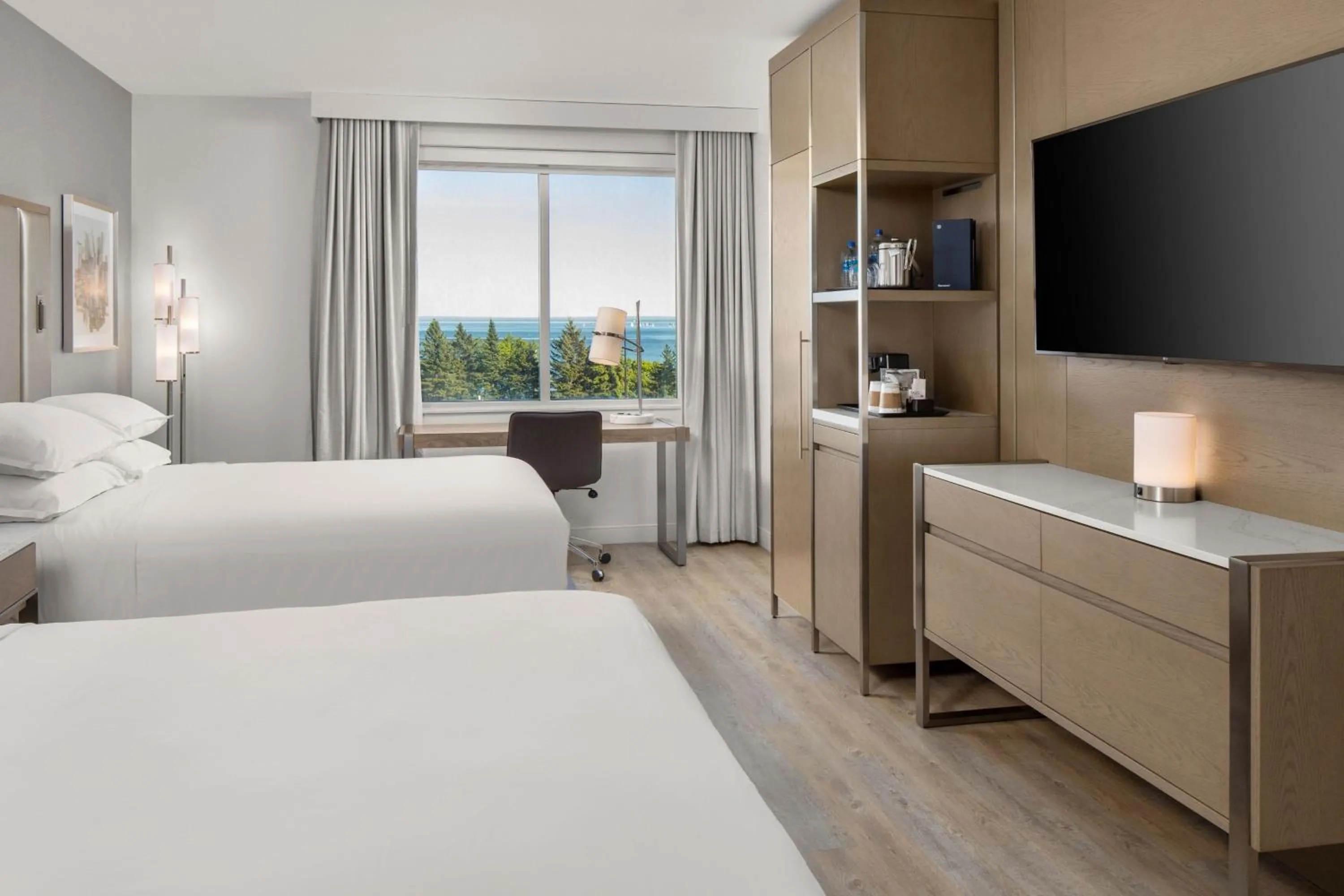 Bedroom, Bed in Sheraton Duluth Hotel