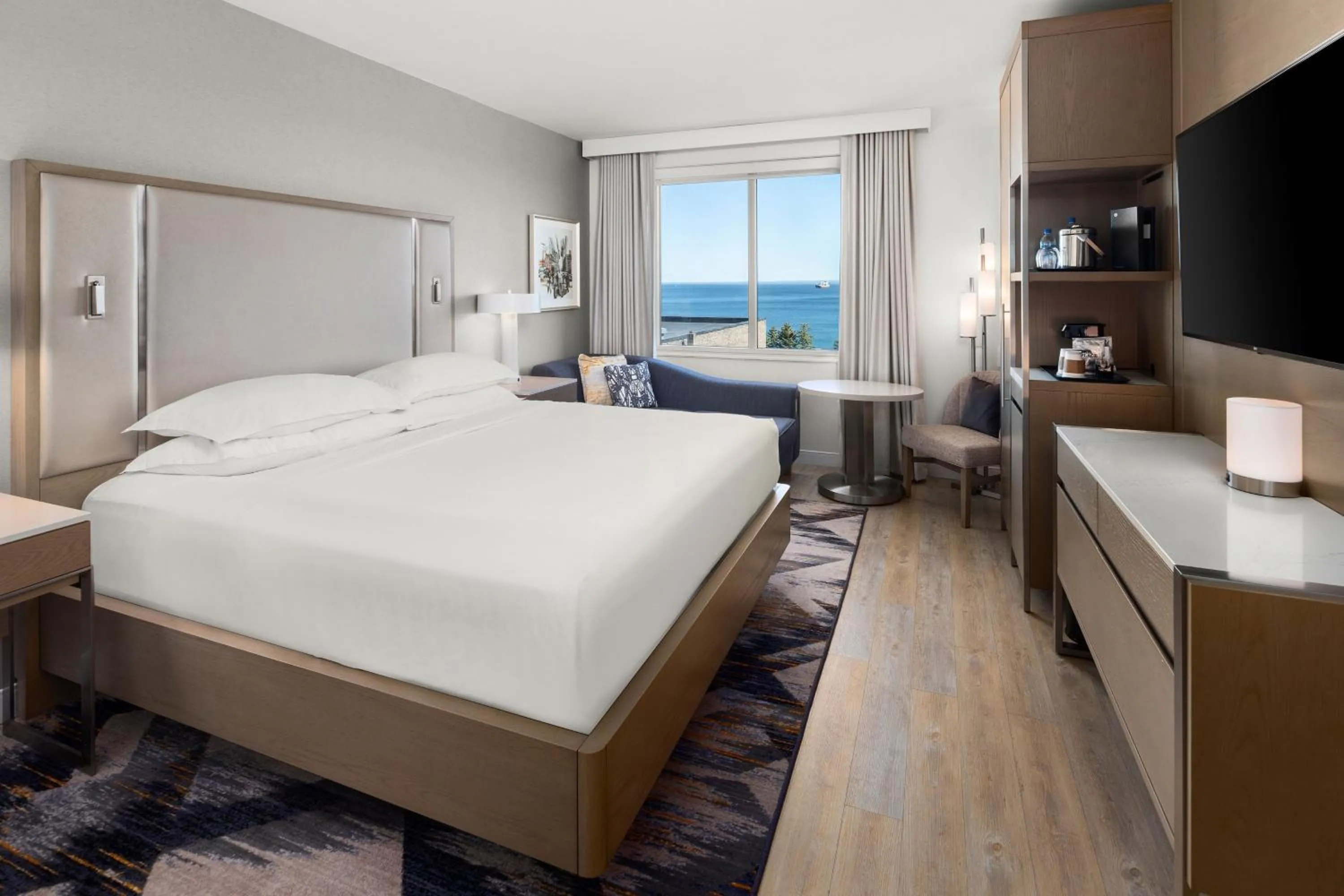 Bedroom, Bed in Sheraton Duluth Hotel