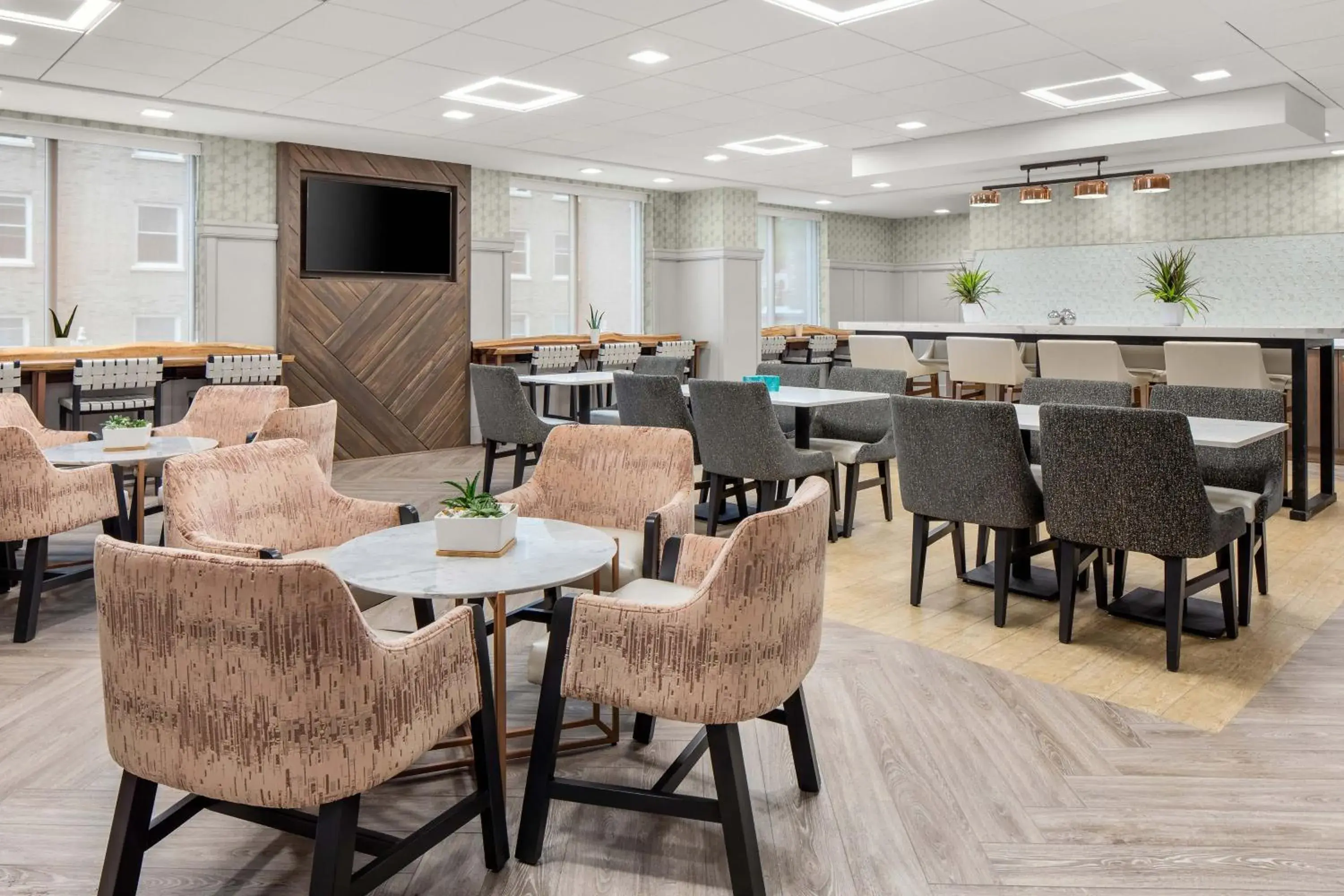 Lounge or bar in Sheraton Duluth Hotel Lounge or bar in Sheraton Duluth Hotel