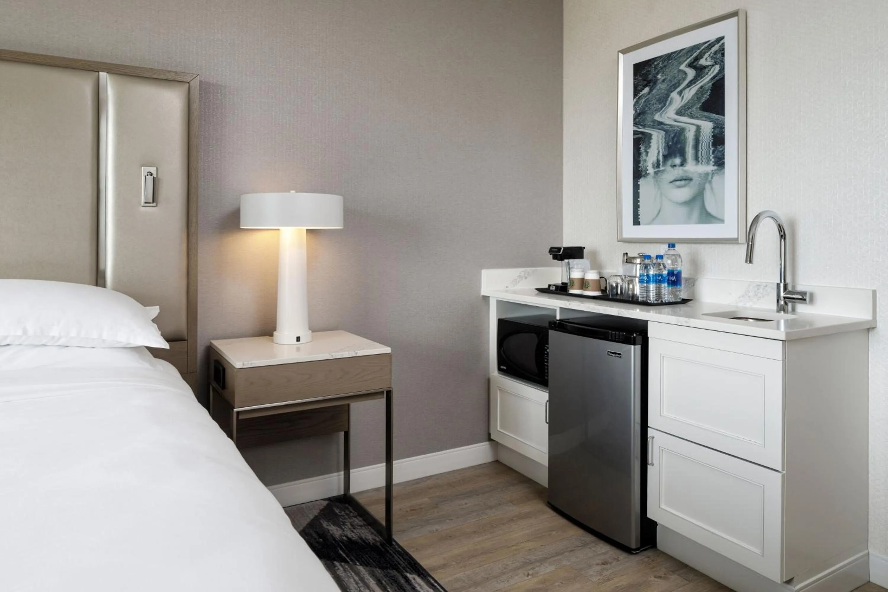 Lounge or bar, Bed in Sheraton Duluth Hotel