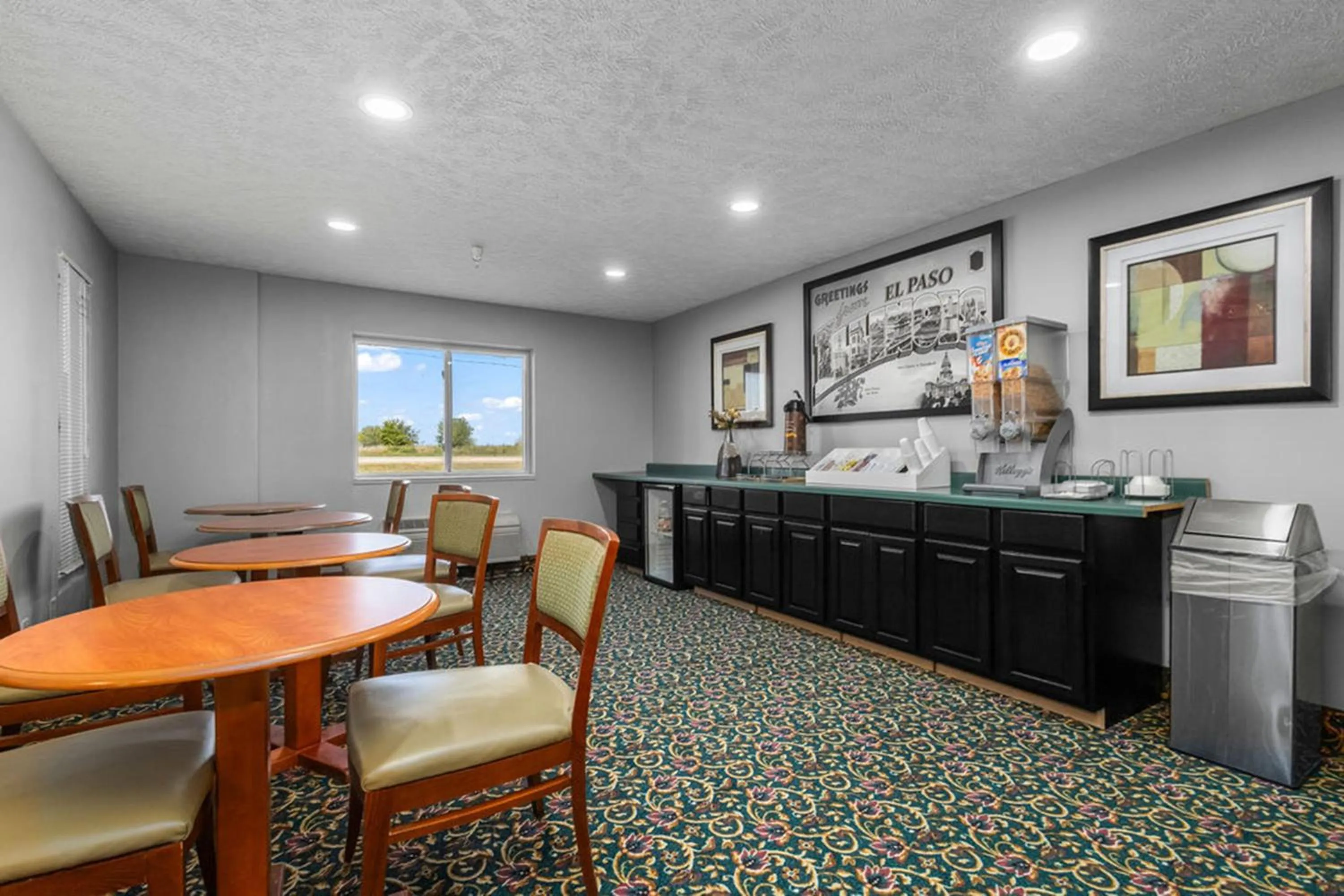 Seating area in Burgundy Inn & Suites By OYO El Paso