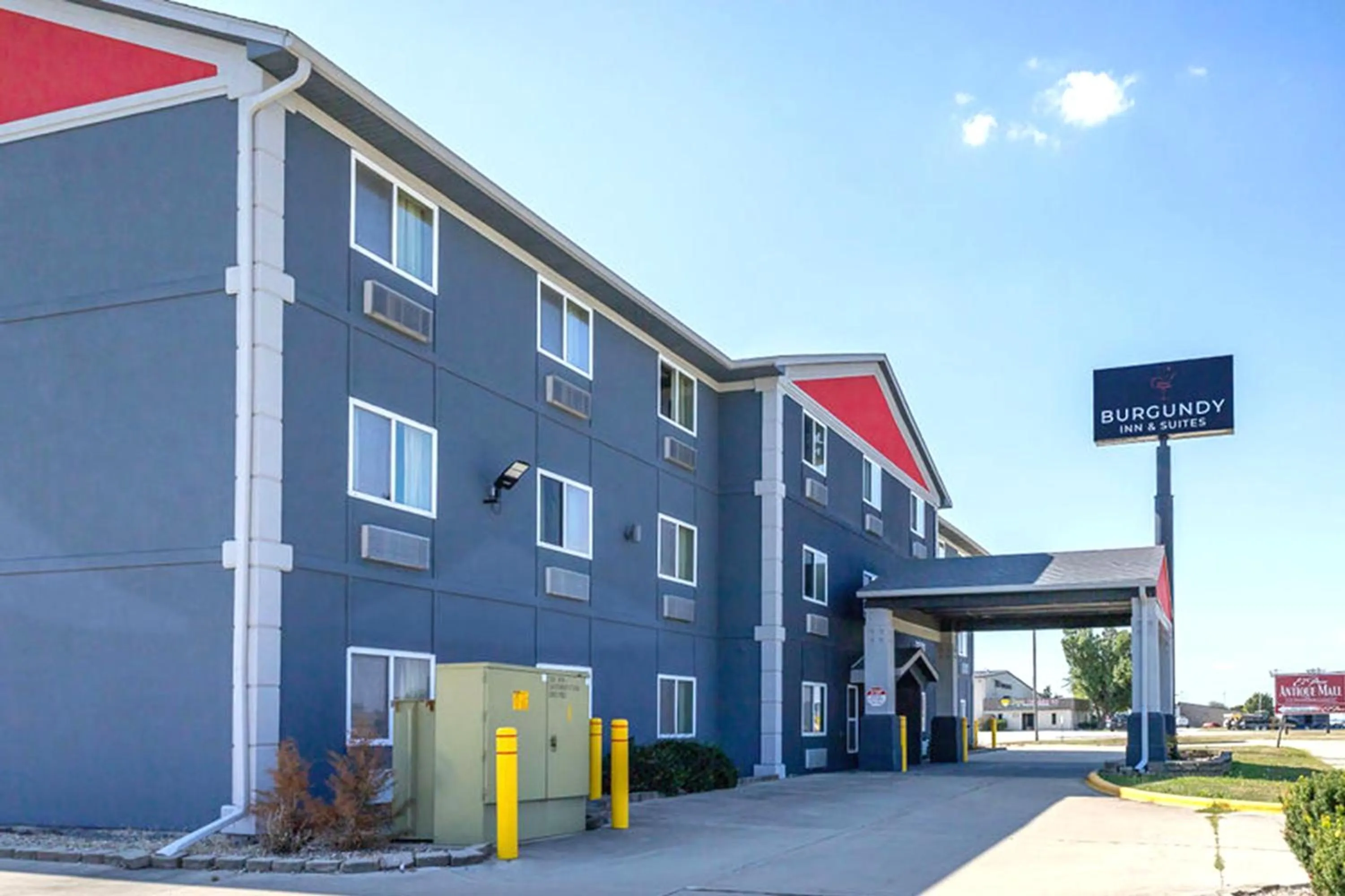 Property building in Burgundy Inn & Suites By OYO El Paso