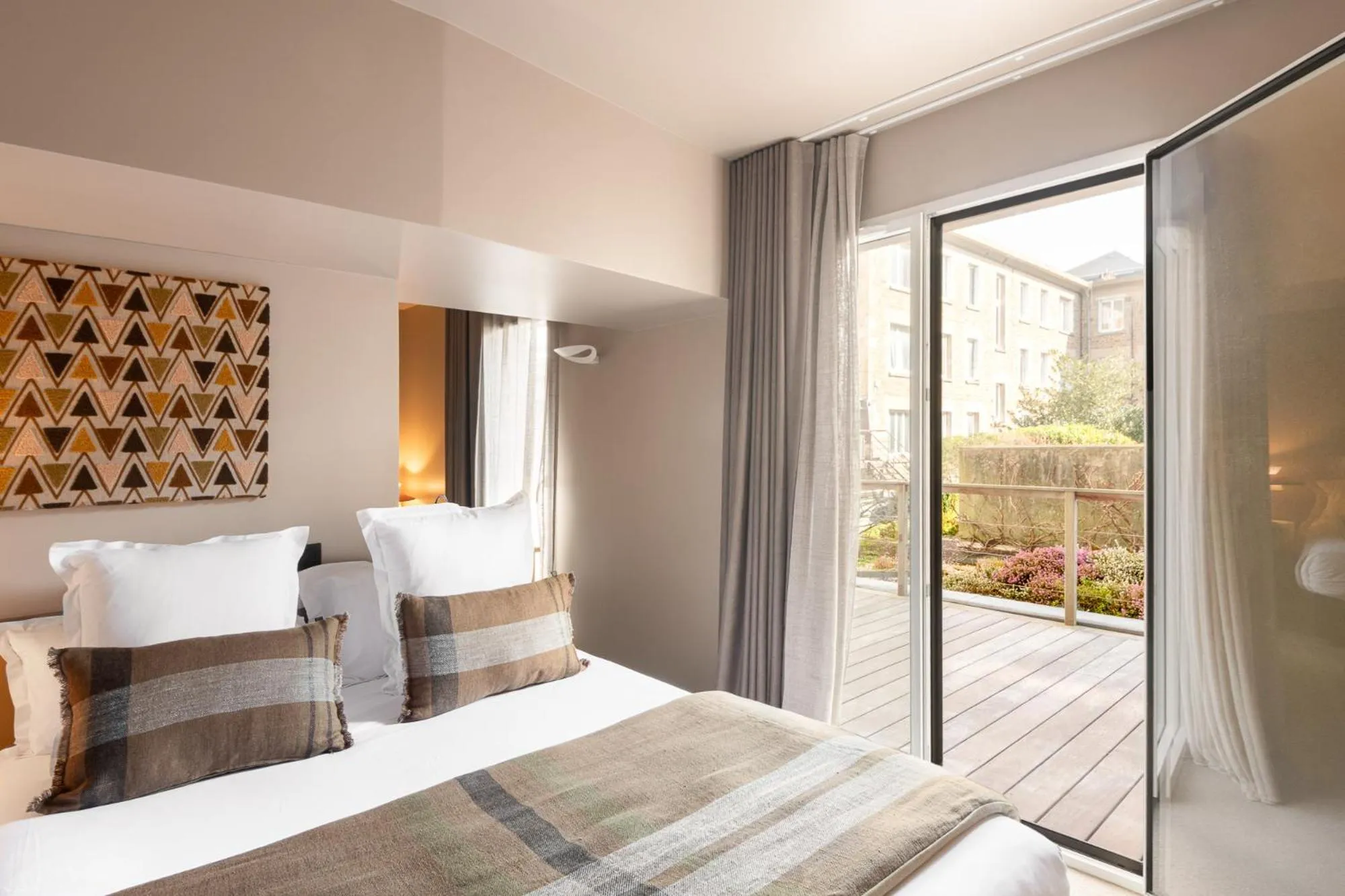 Patio, Bed in Hôtel L'Adresse - Entièrement rénové