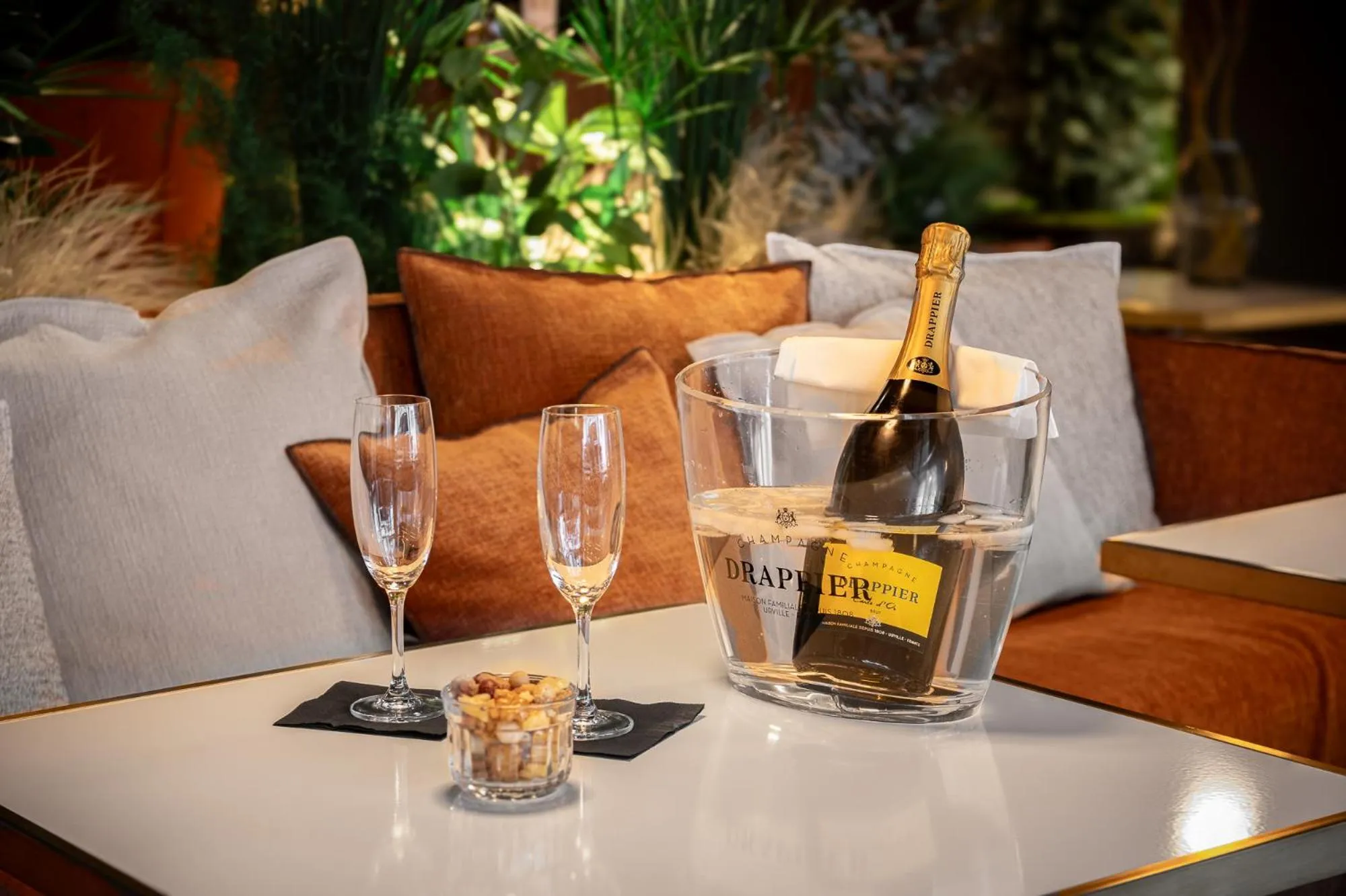 Food and drinks in Hôtel L'Adresse - Entièrement rénové