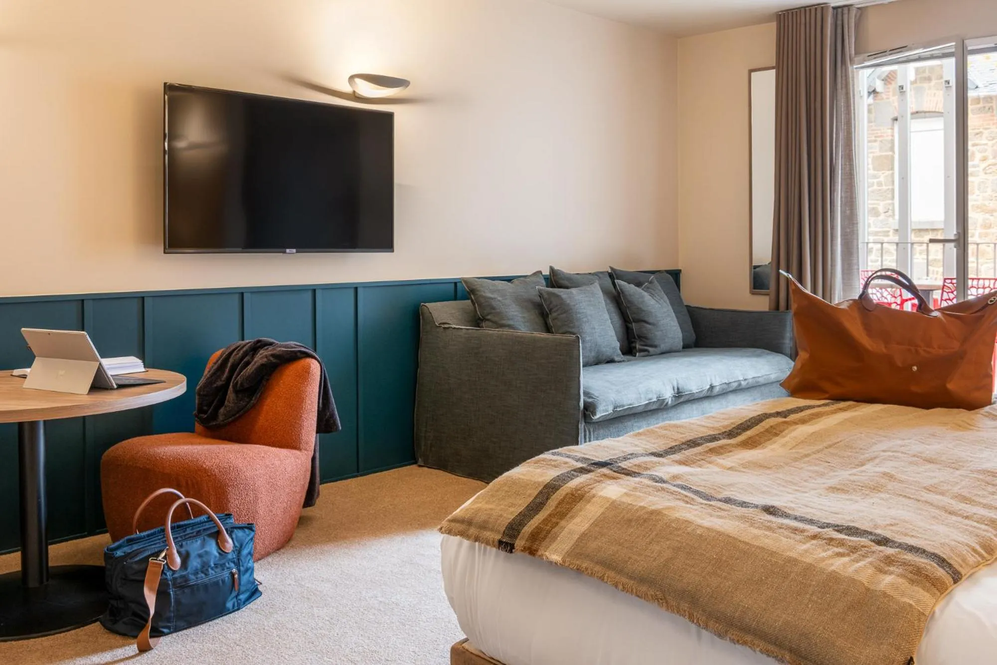 Communal lounge/ TV room, Bed in Hôtel L'Adresse - Entièrement rénové