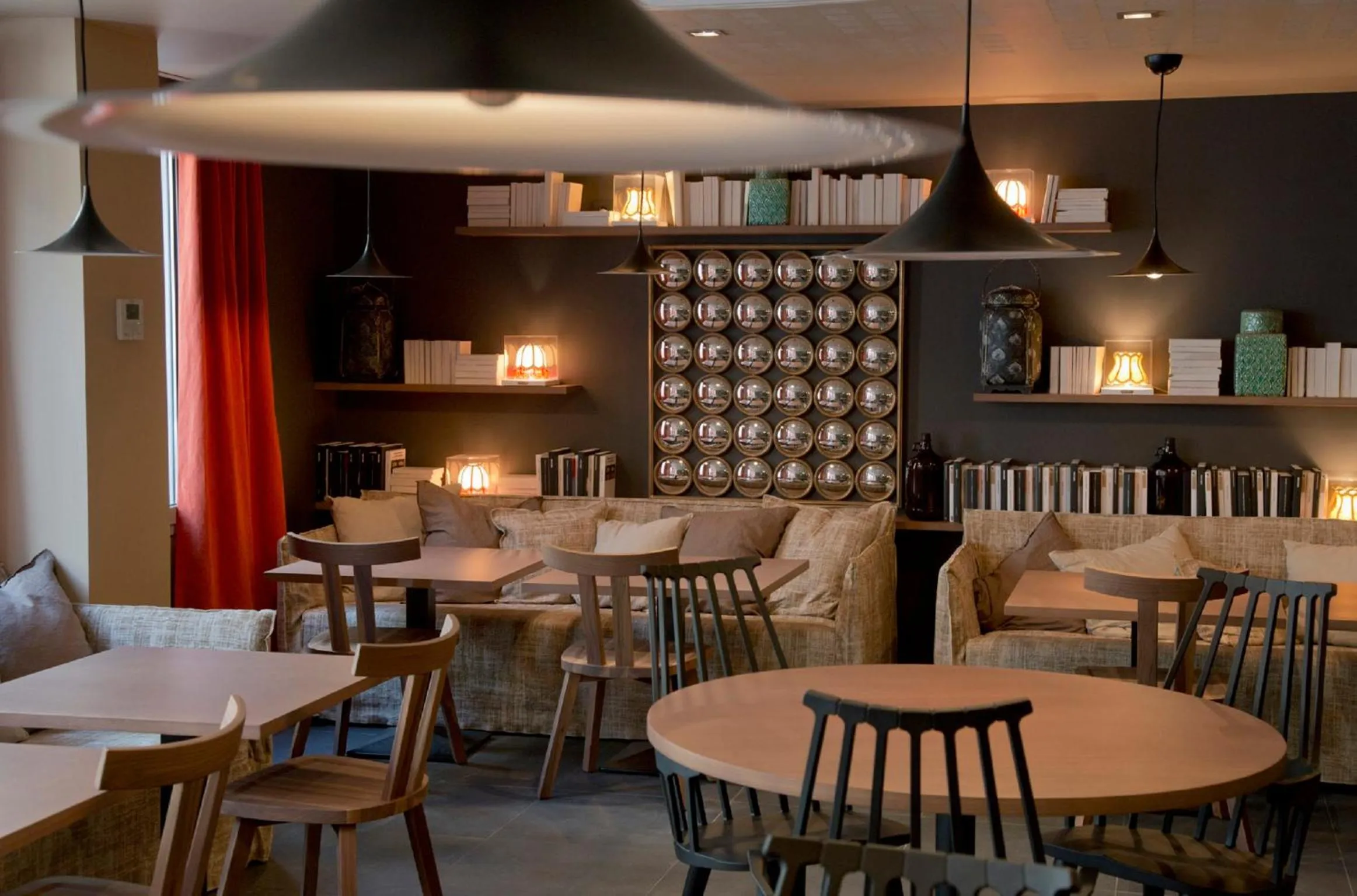 Lounge or bar in Hôtel L'Adresse - Entièrement rénové