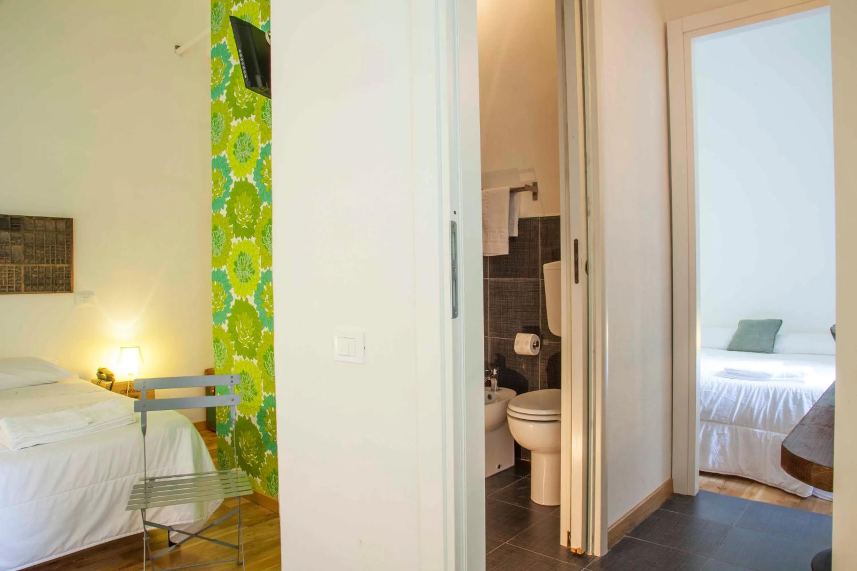 Shower, Bed in Albergo delle Spezie