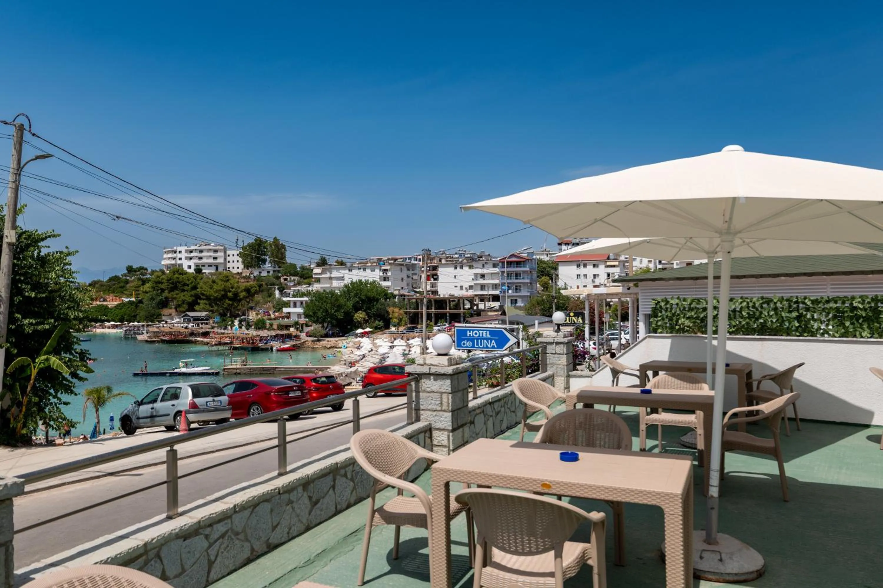 Restaurant/places to eat in Hotel Esmerald Ksamil