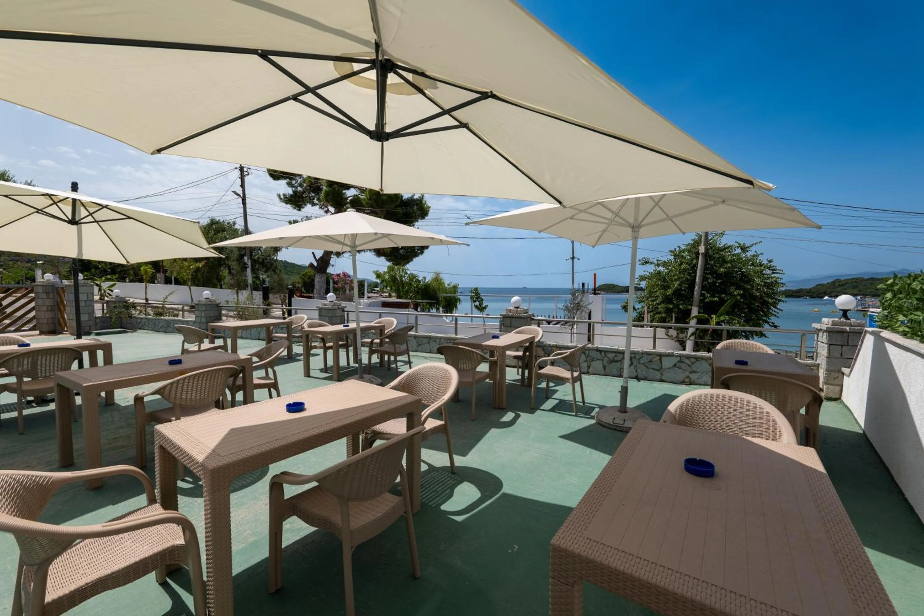 Restaurant/places to eat in Hotel Esmerald Ksamil