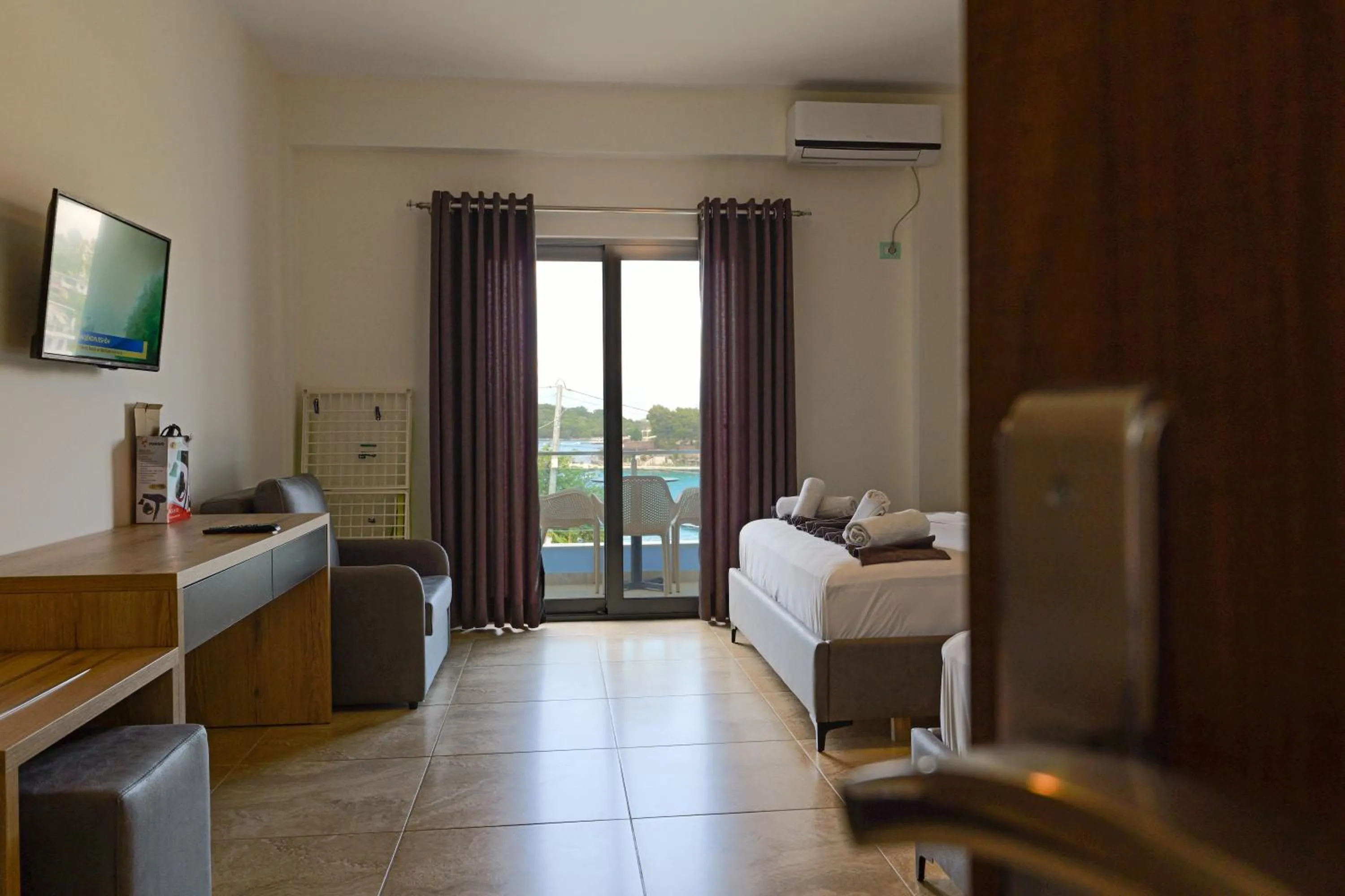 Photo of the whole room, Bed in Hotel Esmerald Ksamil