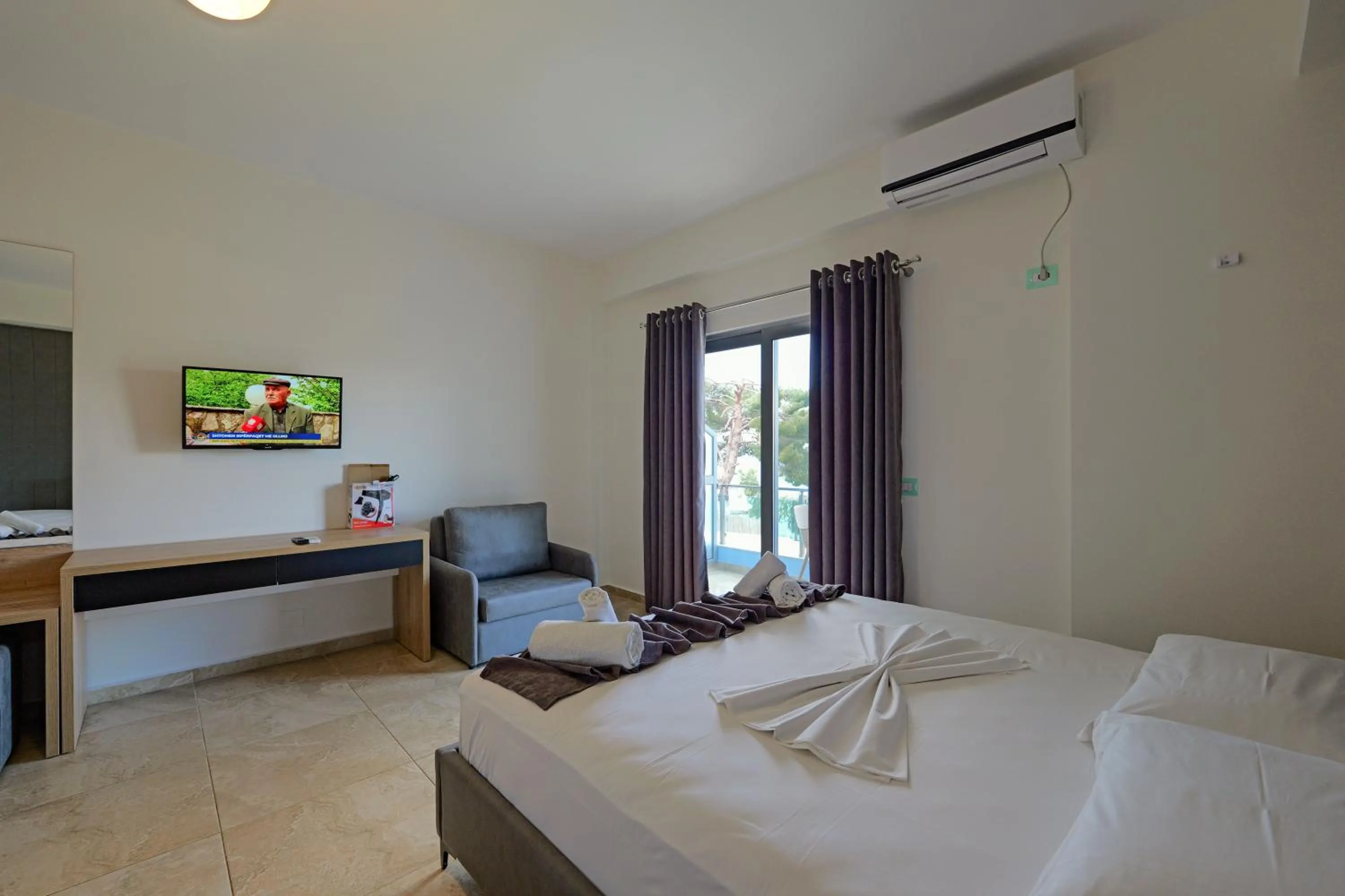 Bedroom, Bed in Hotel Esmerald Ksamil