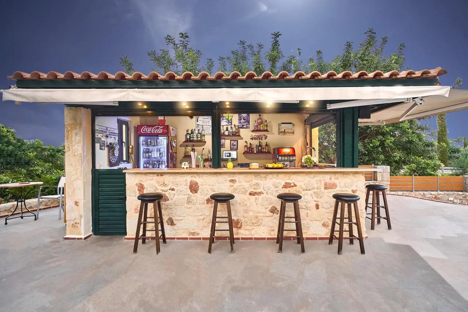 Restaurant/places to eat in Dionysos Apartments & Studios Restaurant/places to eat in Dionysos Apartments & Studios