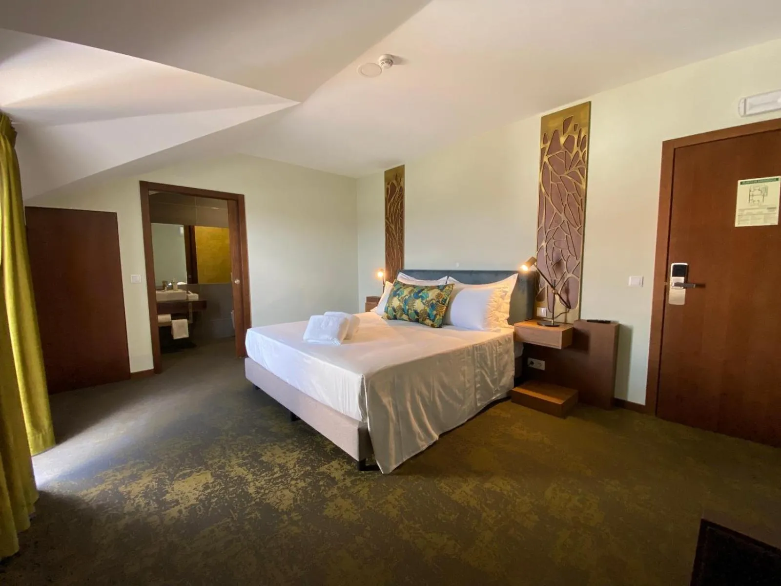 Suite with Balcony in Casa do Vidoeiro