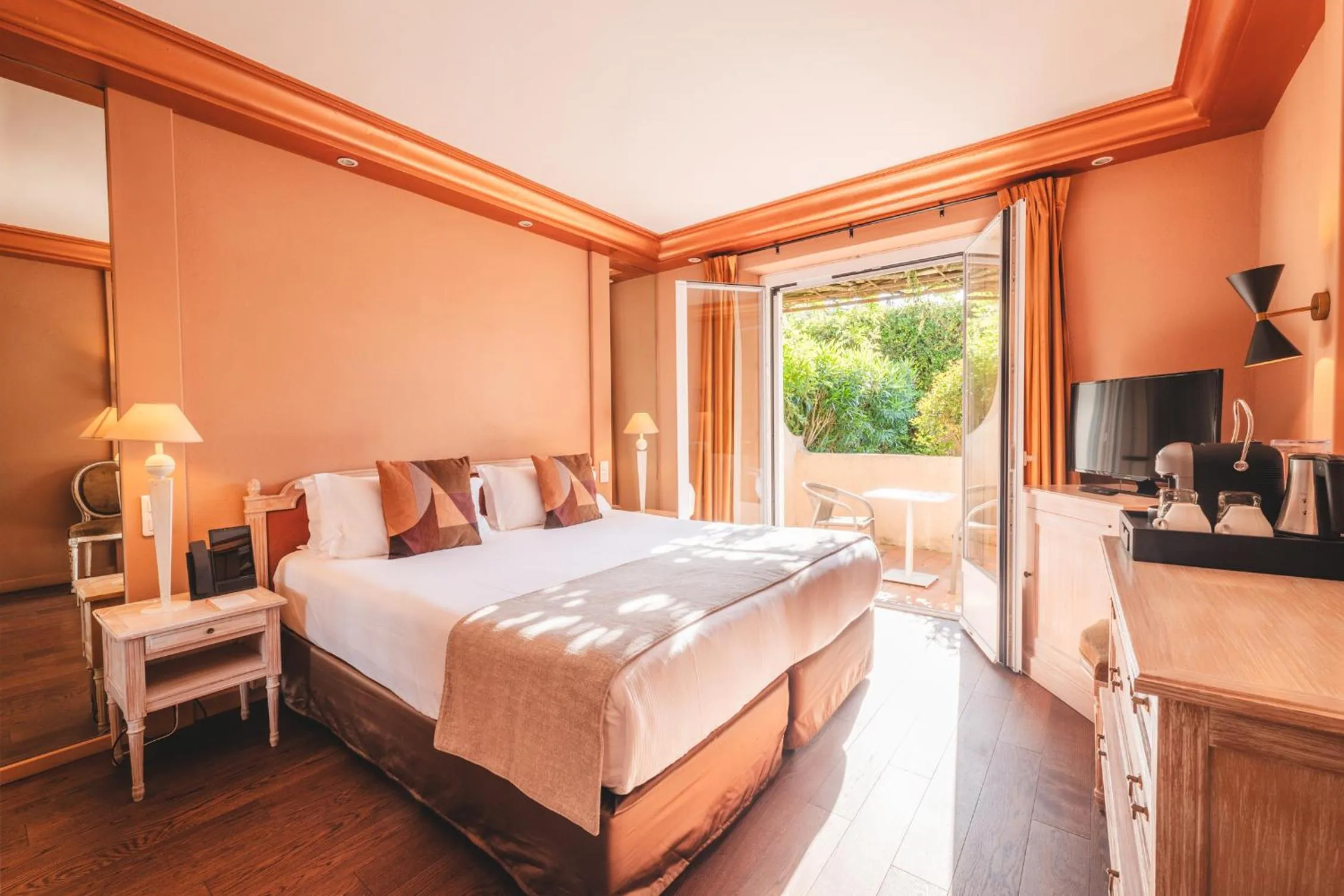 Bedroom, Bed in Hôtel La Mandarine