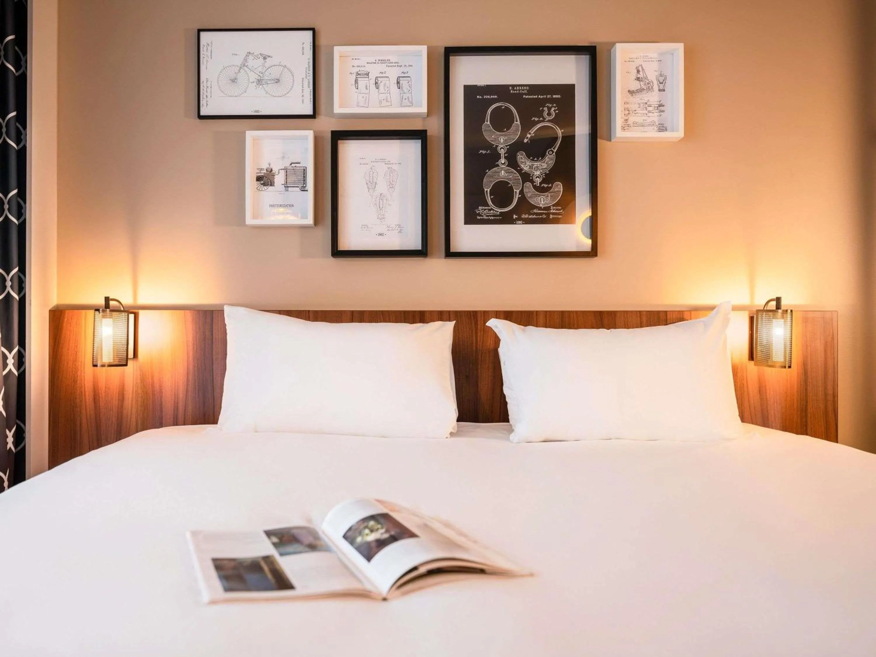 Bedroom, Bed in Mercure Paris Montparnasse Pasteur