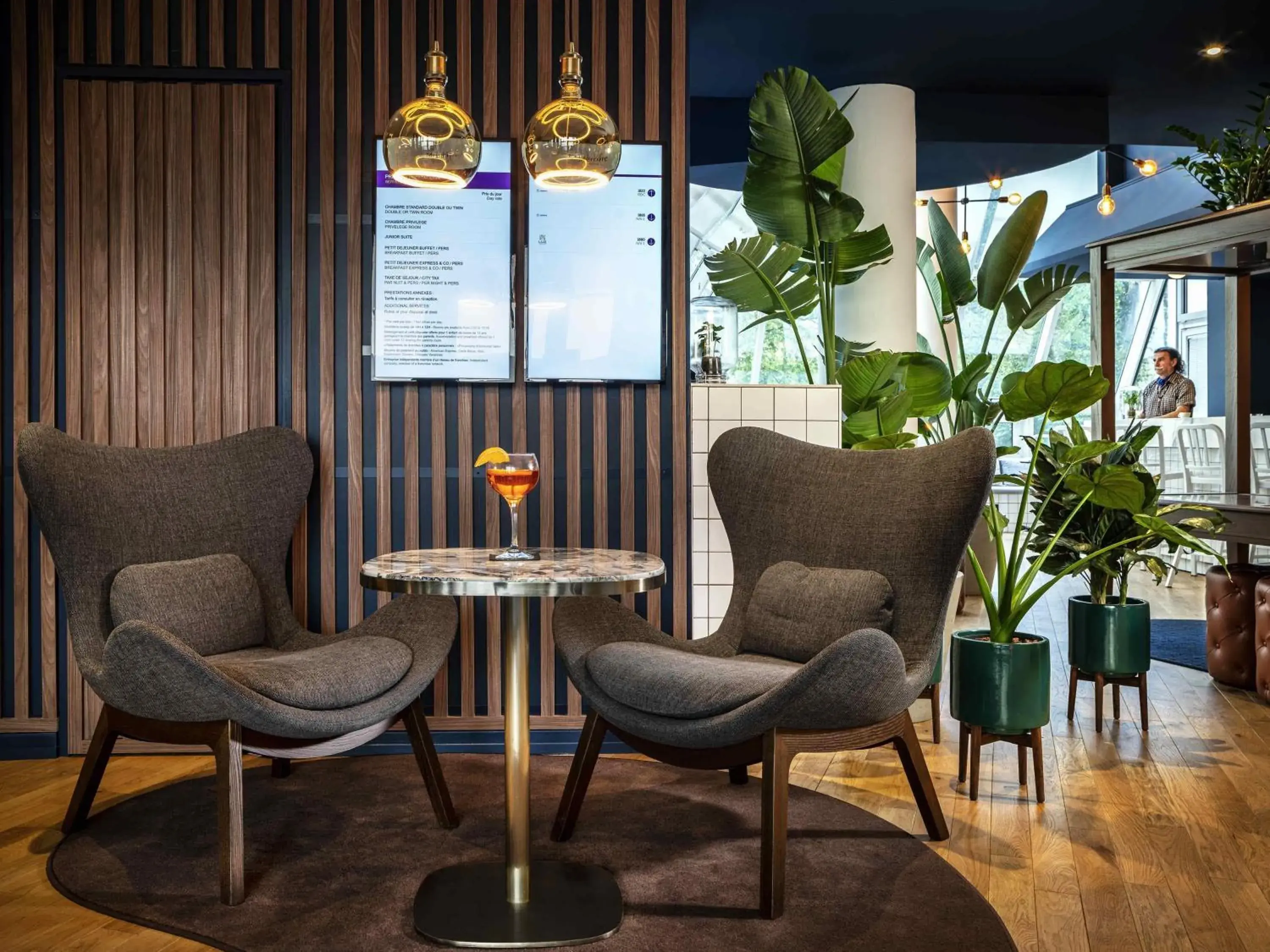 Lounge or bar in Mercure Paris Montparnasse Pasteur Lounge or bar in Mercure Paris Montparnasse Pasteur