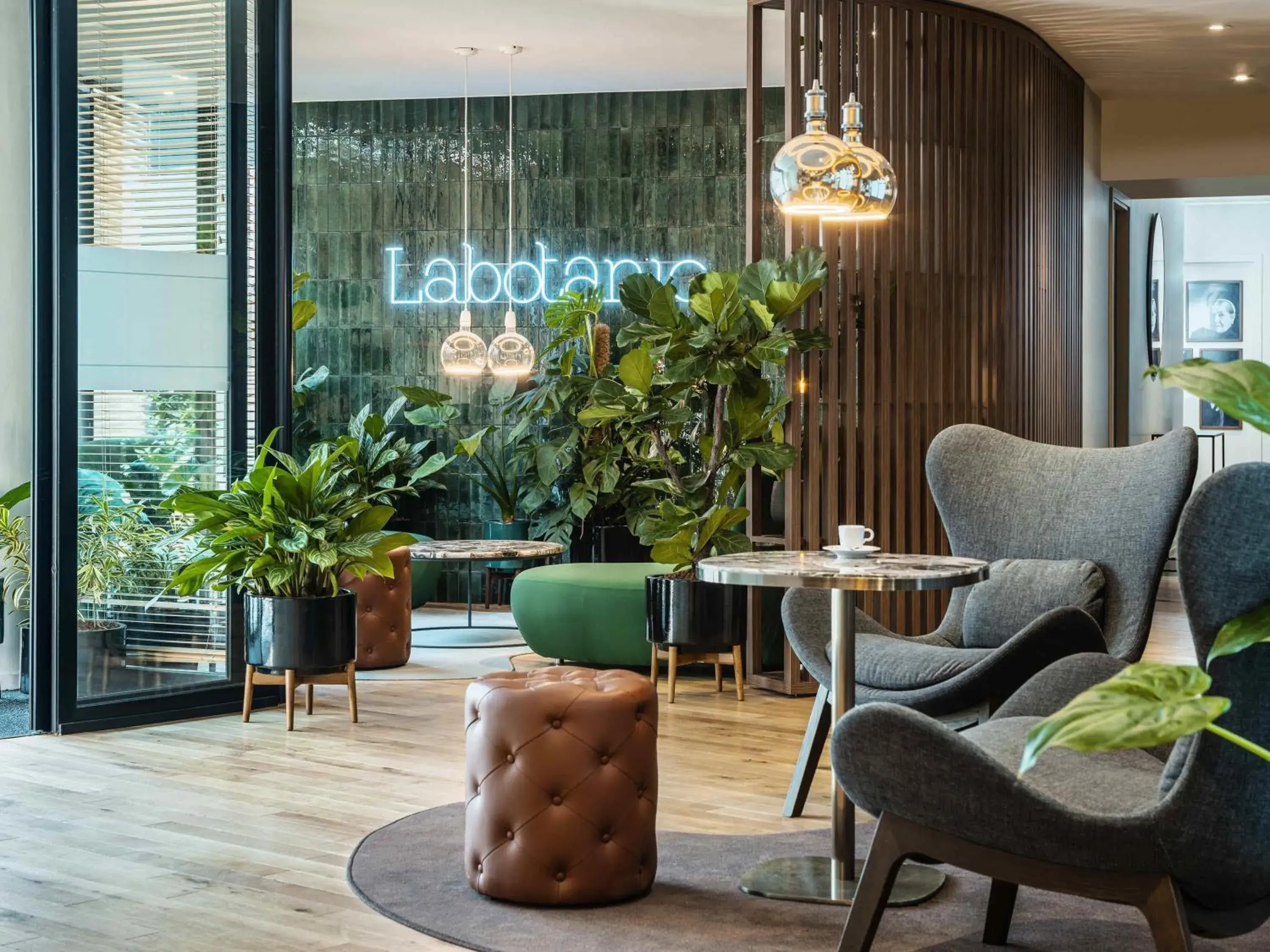 Lounge or bar in Mercure Paris Montparnasse Pasteur Lounge or bar in Mercure Paris Montparnasse Pasteur