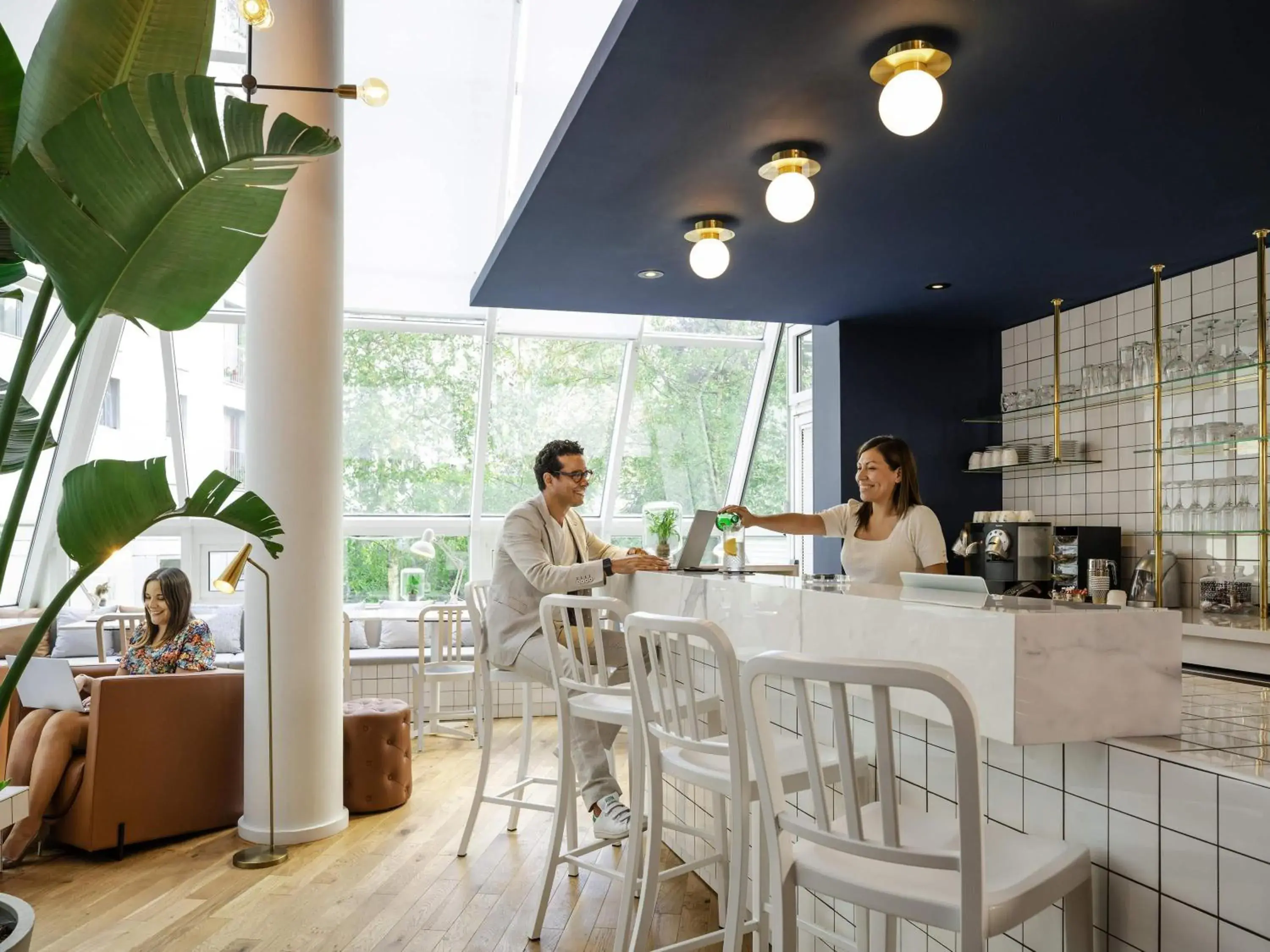 Lounge or bar in Mercure Paris Montparnasse Pasteur Lounge or bar in Mercure Paris Montparnasse Pasteur