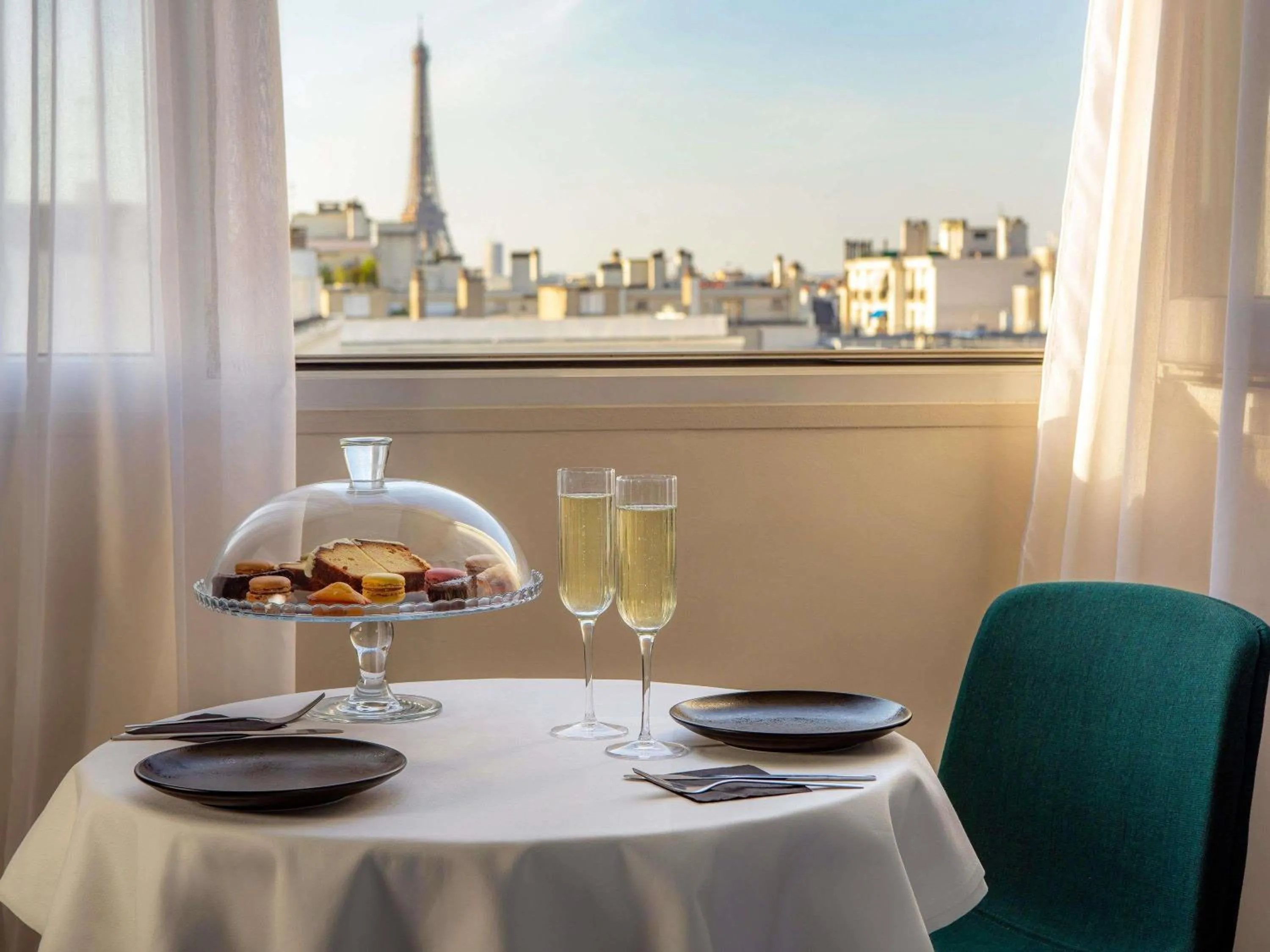 Bedroom in Mercure Paris Montparnasse Pasteur