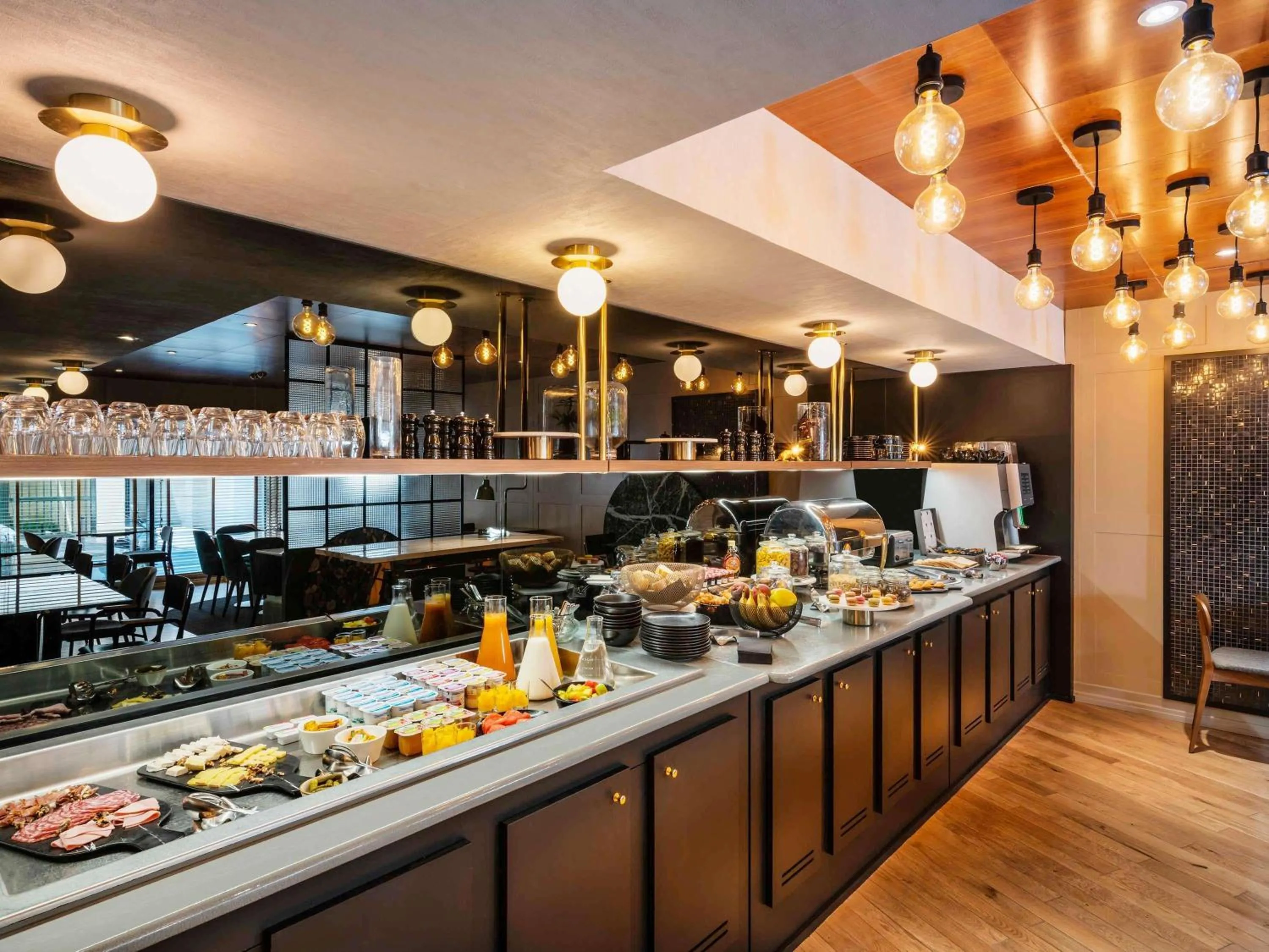 Property building in Mercure Paris Montparnasse Pasteur