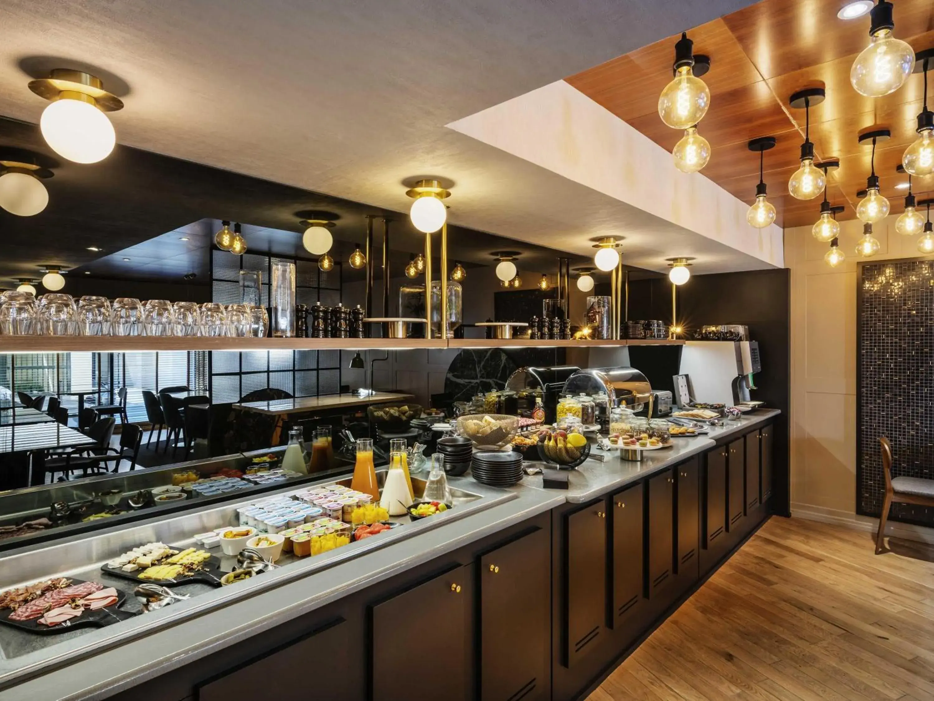 Lounge or bar in Mercure Paris Montparnasse Pasteur Lounge or bar in Mercure Paris Montparnasse Pasteur