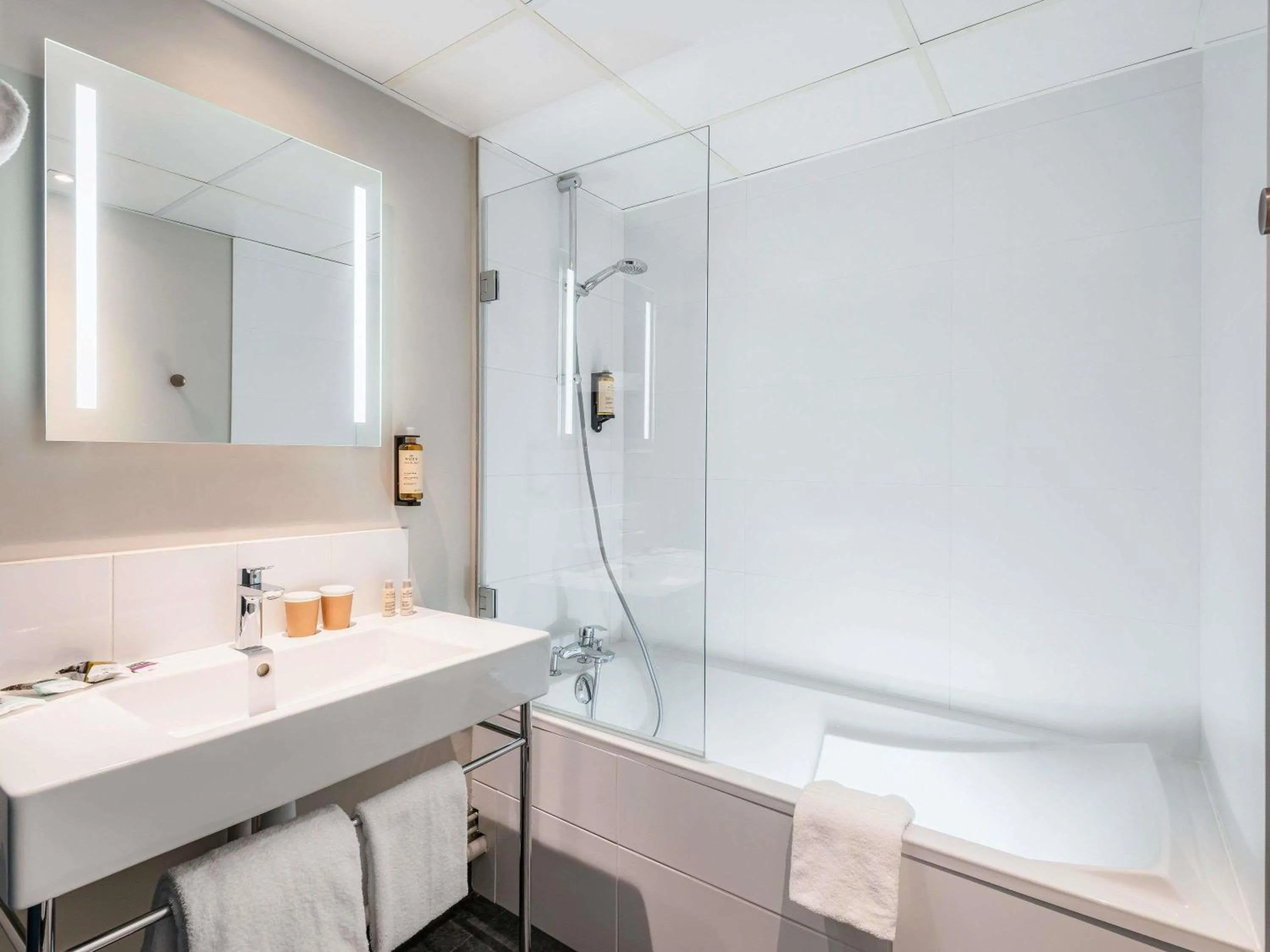 Bedroom in Mercure Paris Montparnasse Pasteur