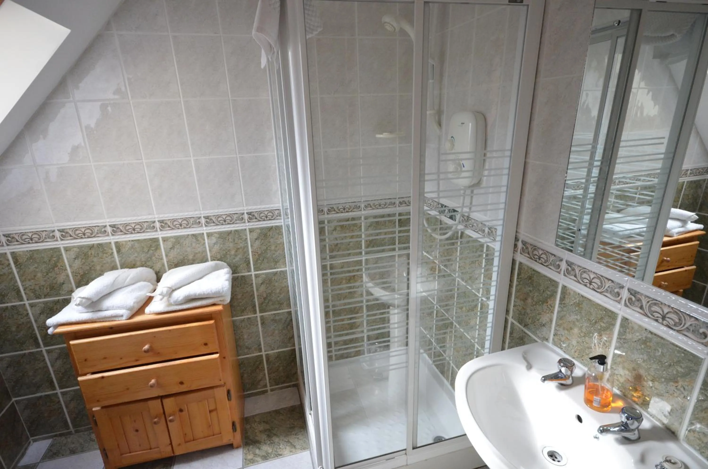 Bathroom in Camillaun Lodge with Lough Corrib Boat Hire